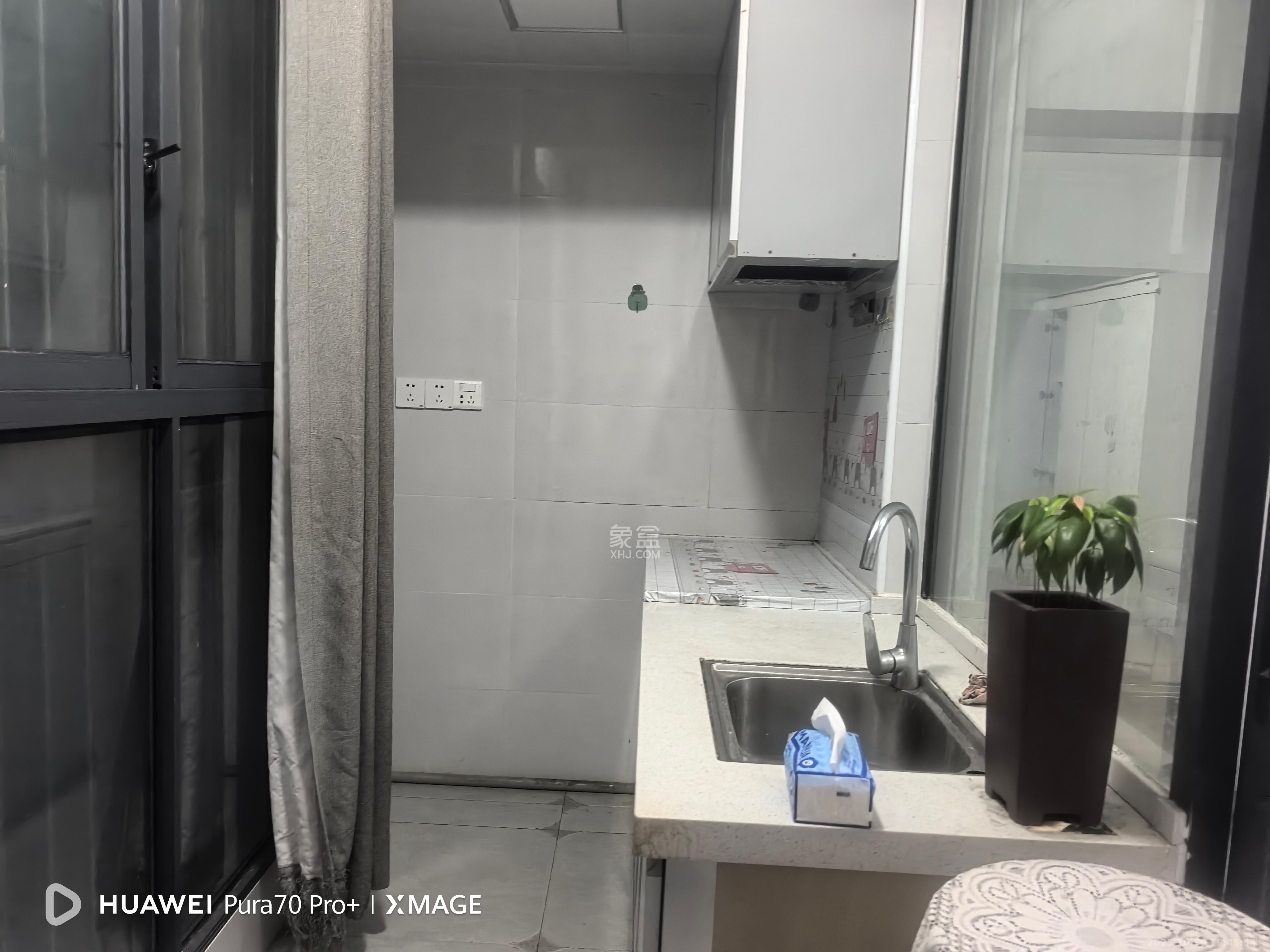 三一街区  1室1厅1卫    1100.0元/月 三一街区  1室1厅1卫    1100.0元/月