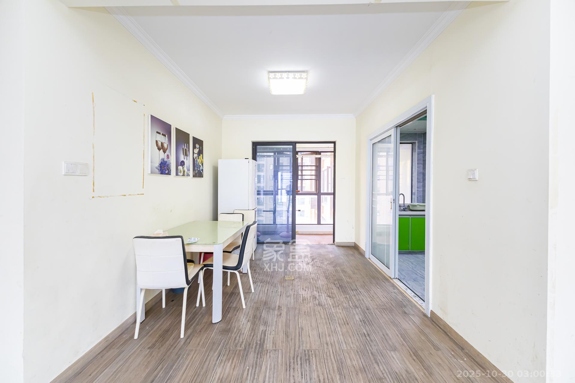 润和又一城  3室2厅2卫    82.0万客厅