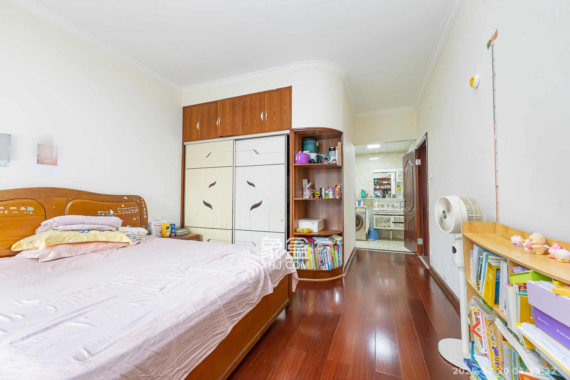 名家翡翠花园  4室2厅2卫    2500.0元/月 名家翡翠花园  4室2厅2卫    2500.0元/月室内图