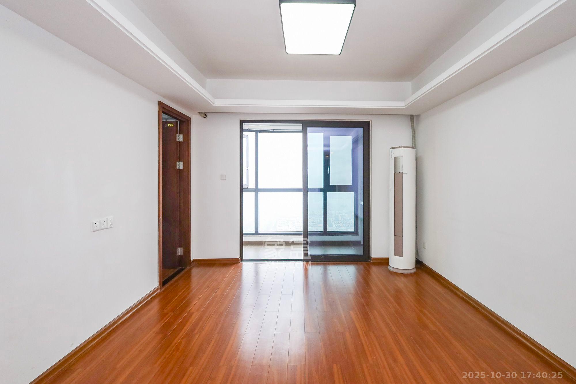 龙湖水晶郦城  3室2厅1卫    2800.0元/月室内图1