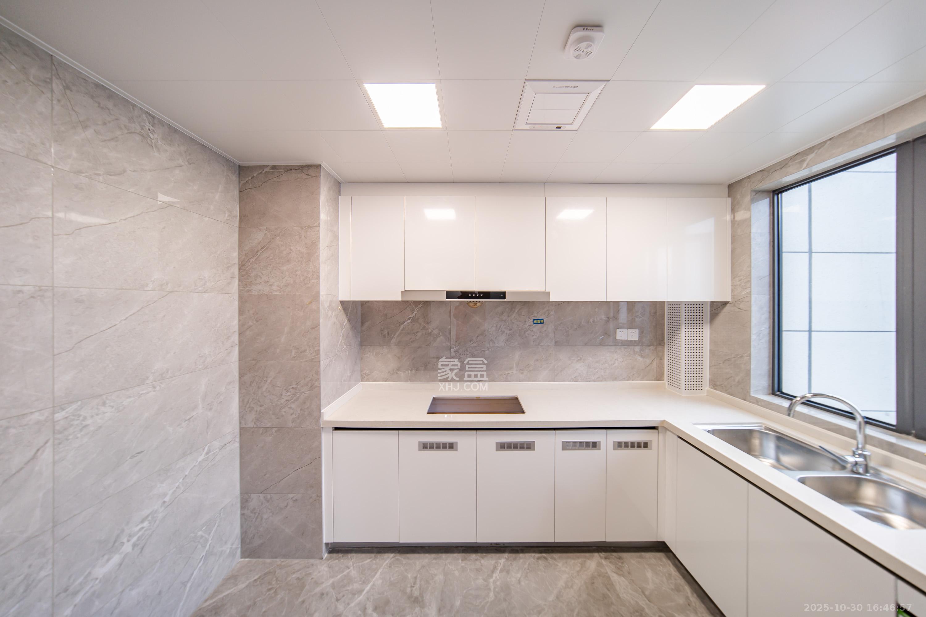 保利天汇  4室2厅2卫    186.8万厨房