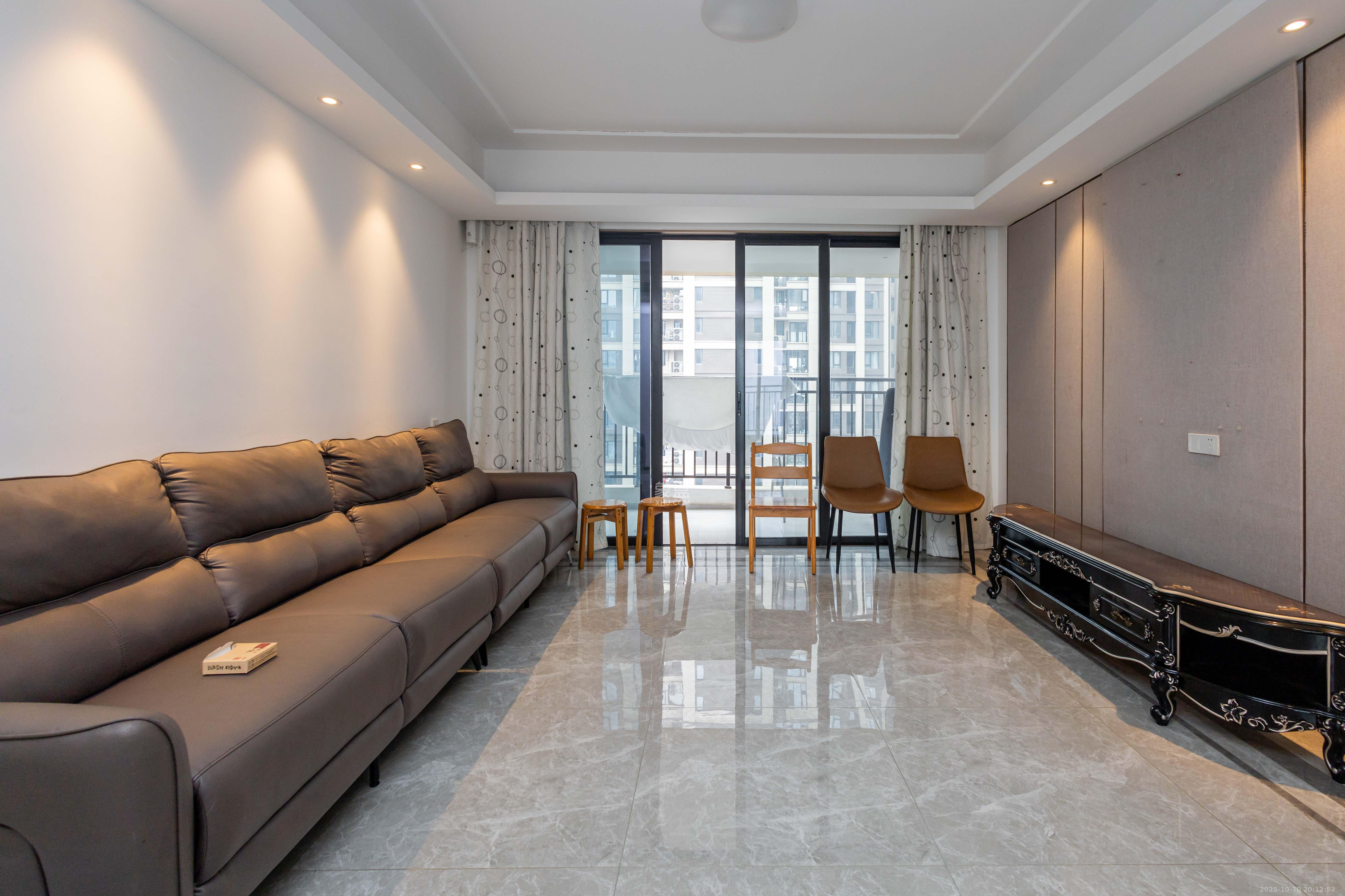 金茂建发观悦  4室2厅2卫    190.0万 金茂建发观悦  4室2厅2卫    190.0万客厅