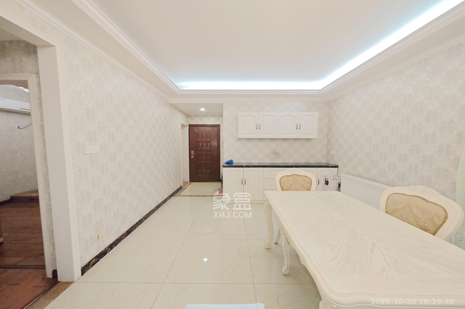 新城新世界一二三期  2室1厅1卫    98.0万客厅