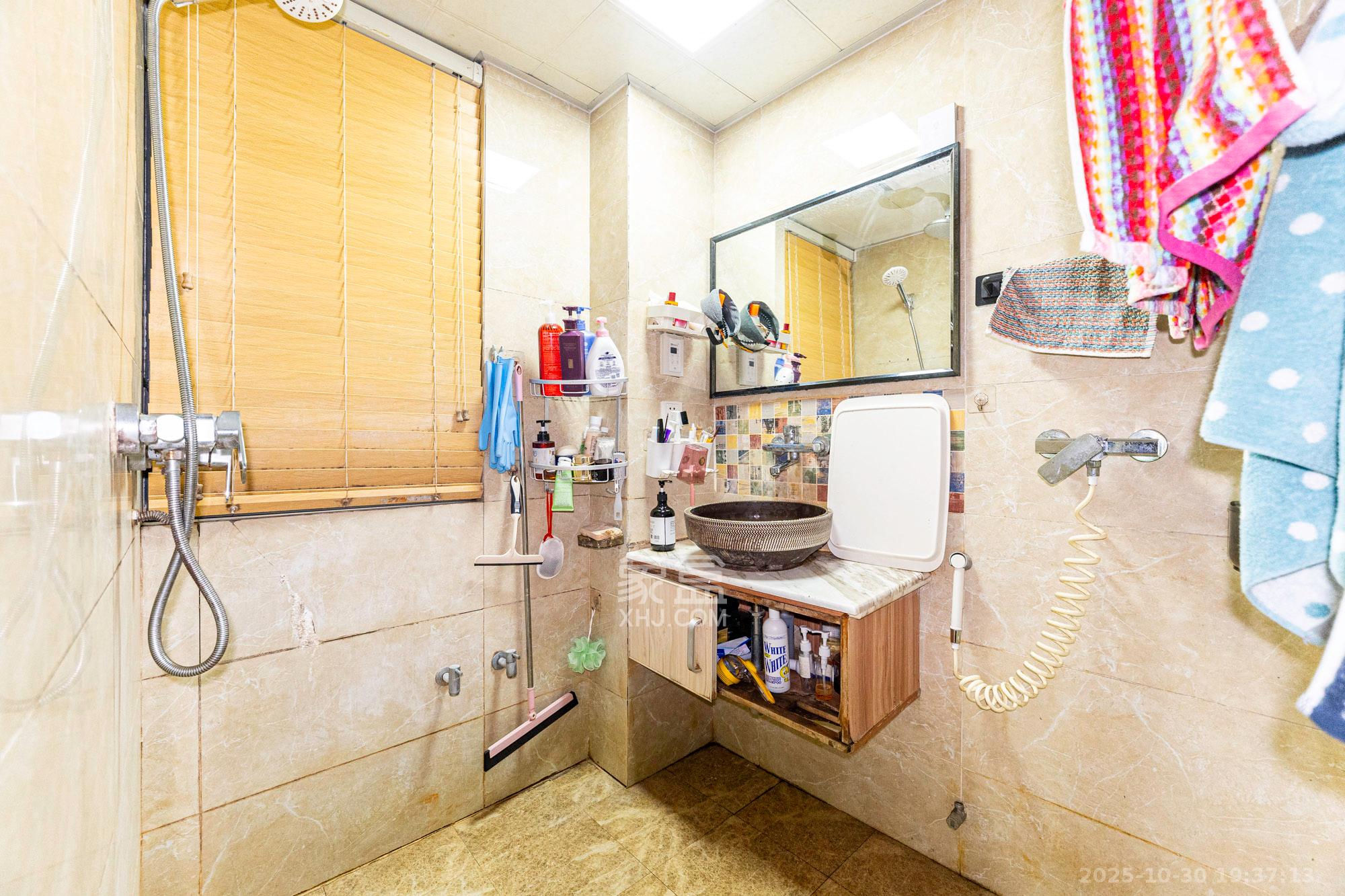 藏珑湖上国际花园  3室2厅2卫    85.0万卫生间