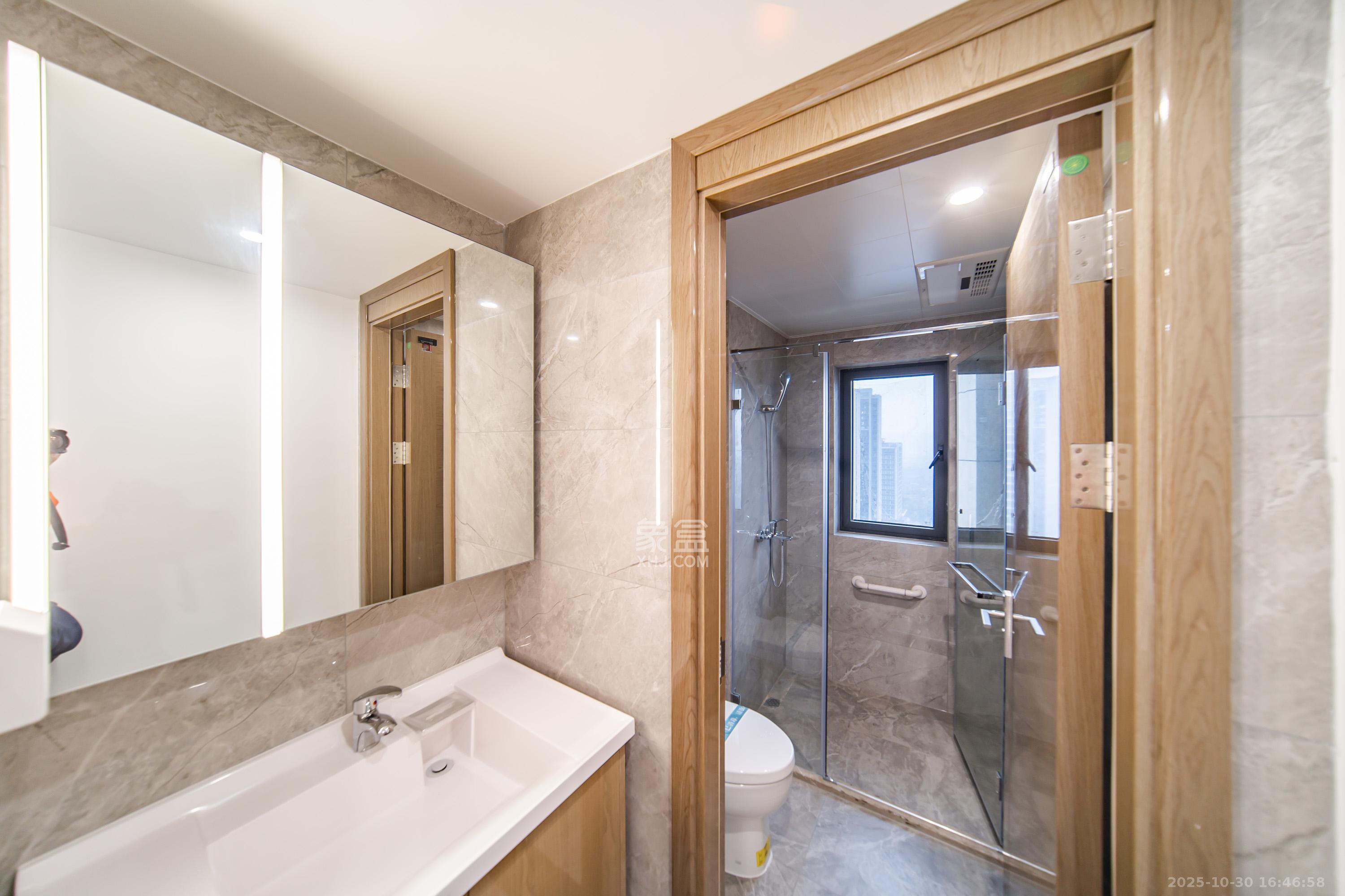 保利天汇  4室2厅2卫    186.8万卫生间