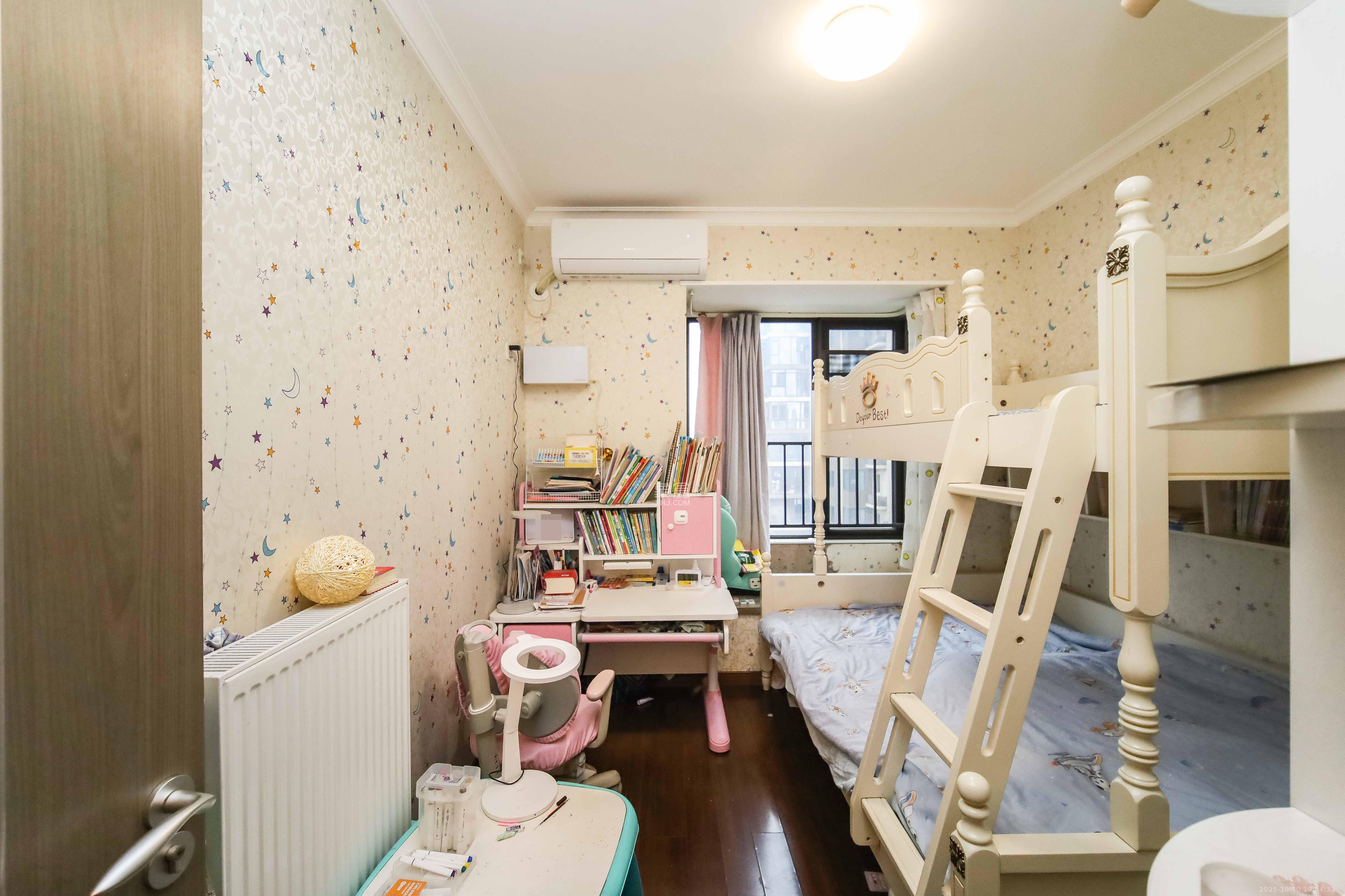 万科金域蓝湾  4室2厅2卫    176.0万卧室