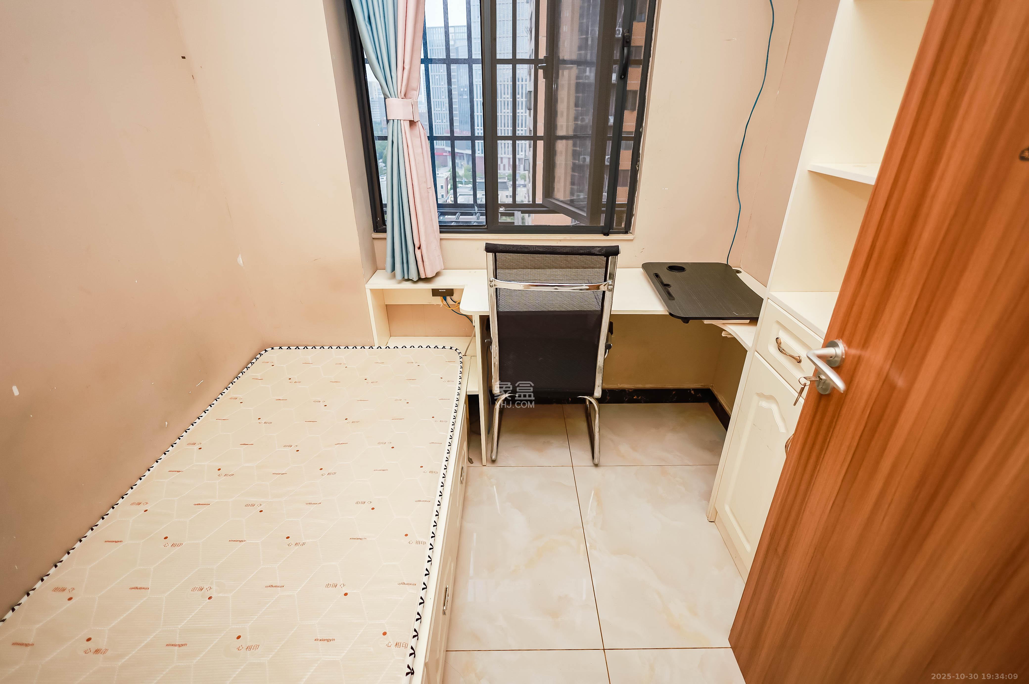 麓谷小镇  3室2厅1卫    54.8万卧室