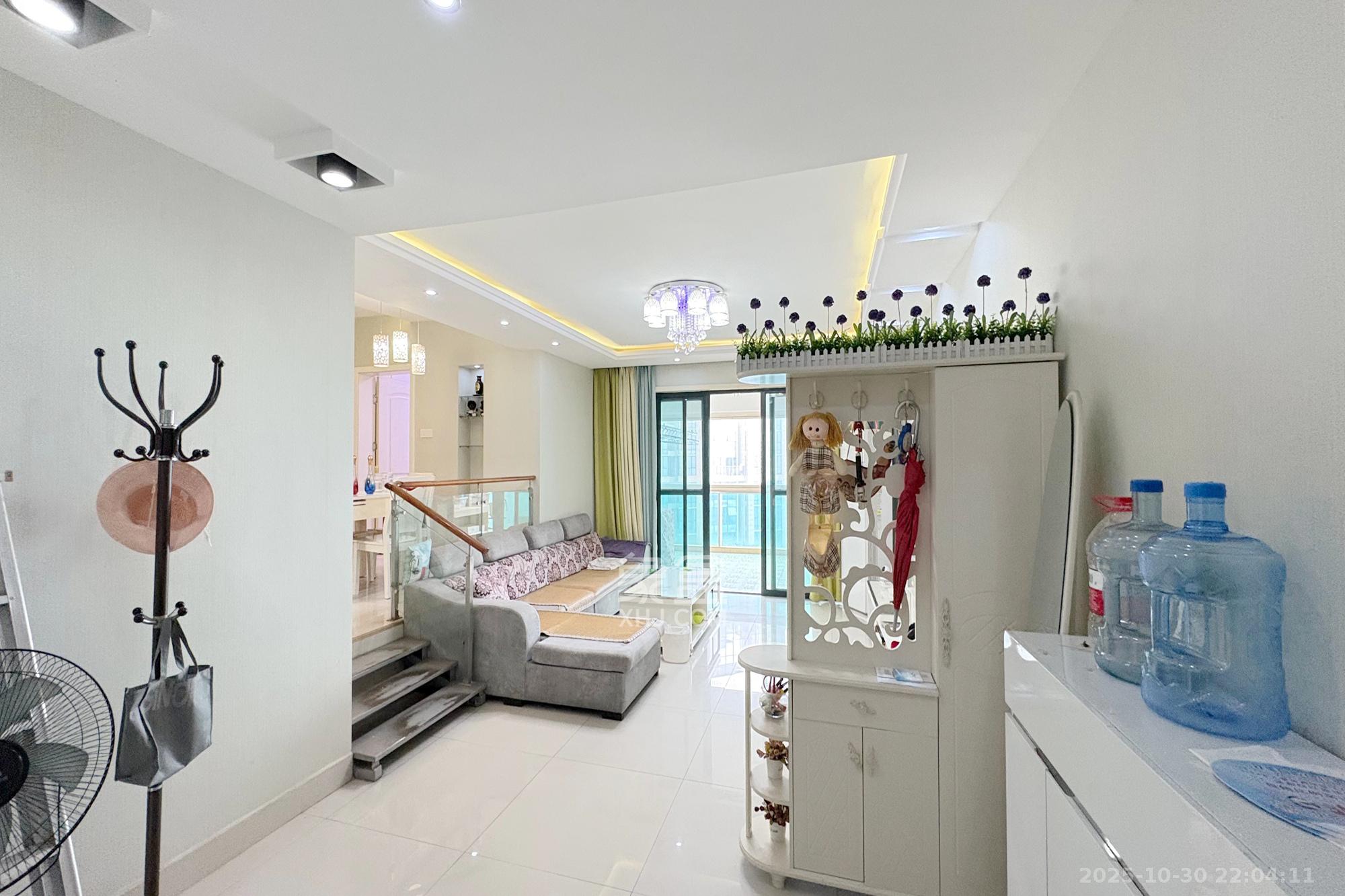 王府花园 4室2厅2卫 225.0万 王府花园 4室2厅2卫 225.0万客厅