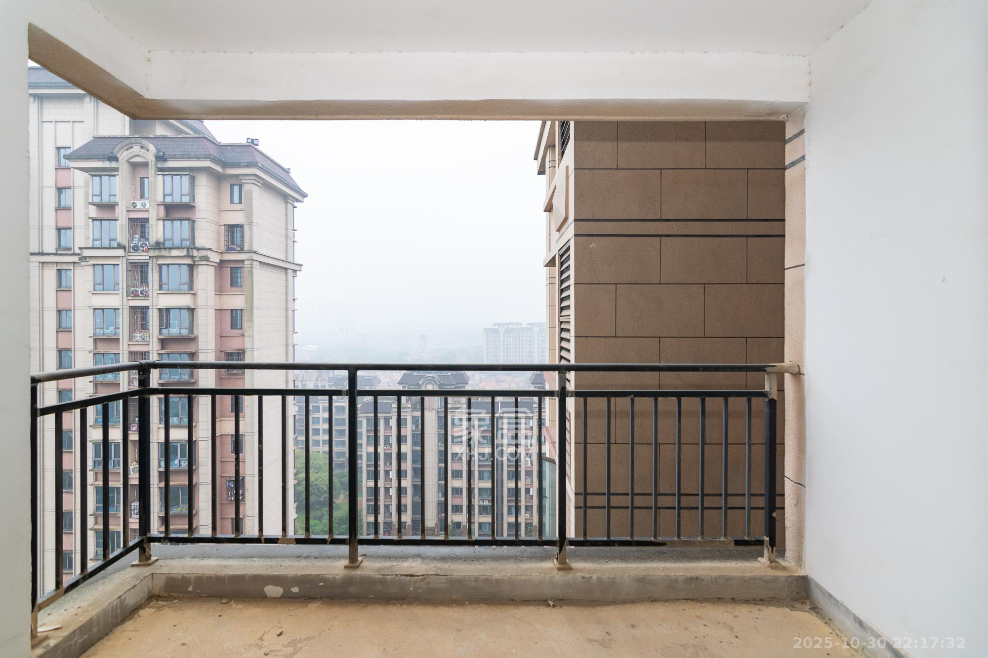 裕田奥莱小镇  3室2厅2卫    76.8万 裕田奥莱小镇  3室2厅2卫    76.8万阳台