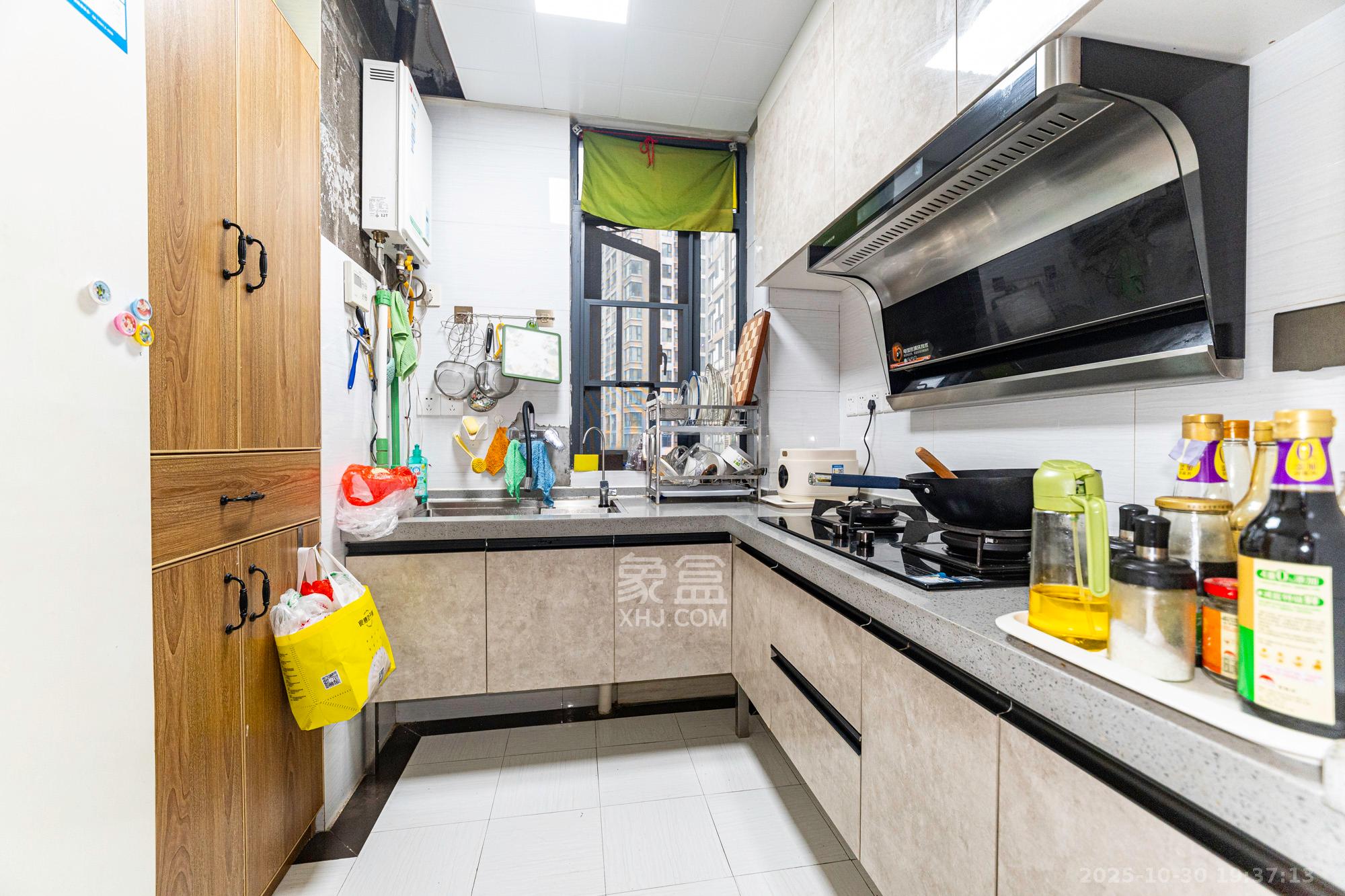 藏珑湖上国际花园  3室2厅2卫    85.0万厨房