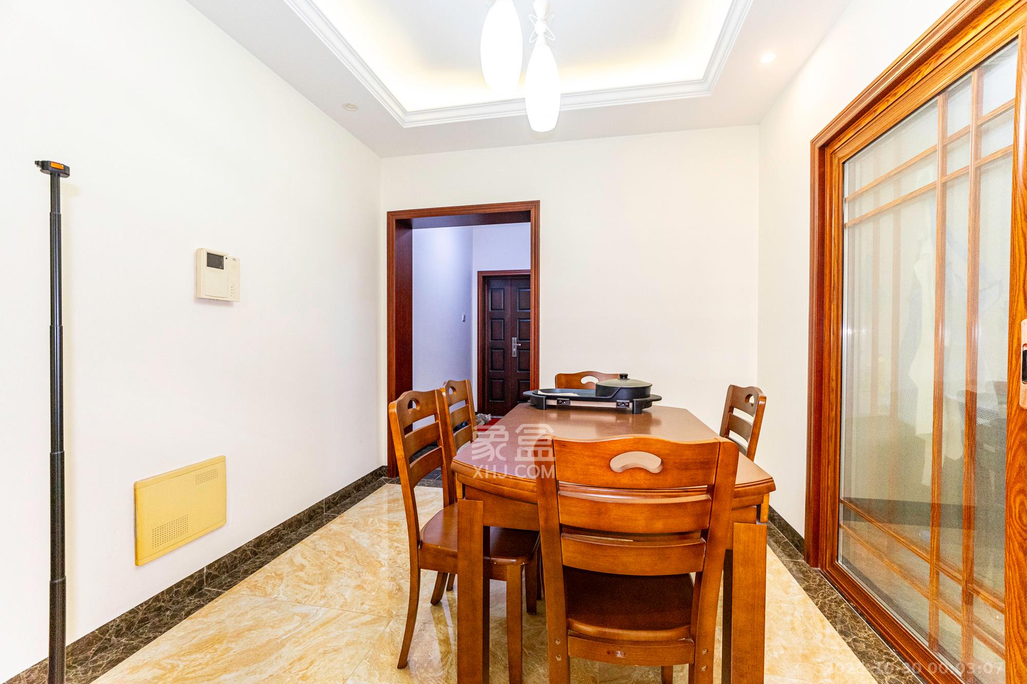 盛地尊域  4室2厅2卫    68.0万客厅