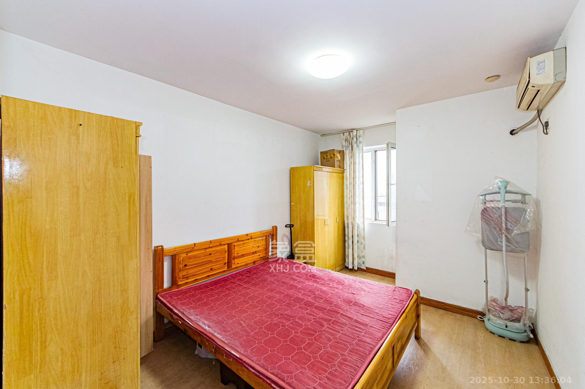 万国城（当代满庭春MOMA）二期  1室2厅2卫    70.0万卧室