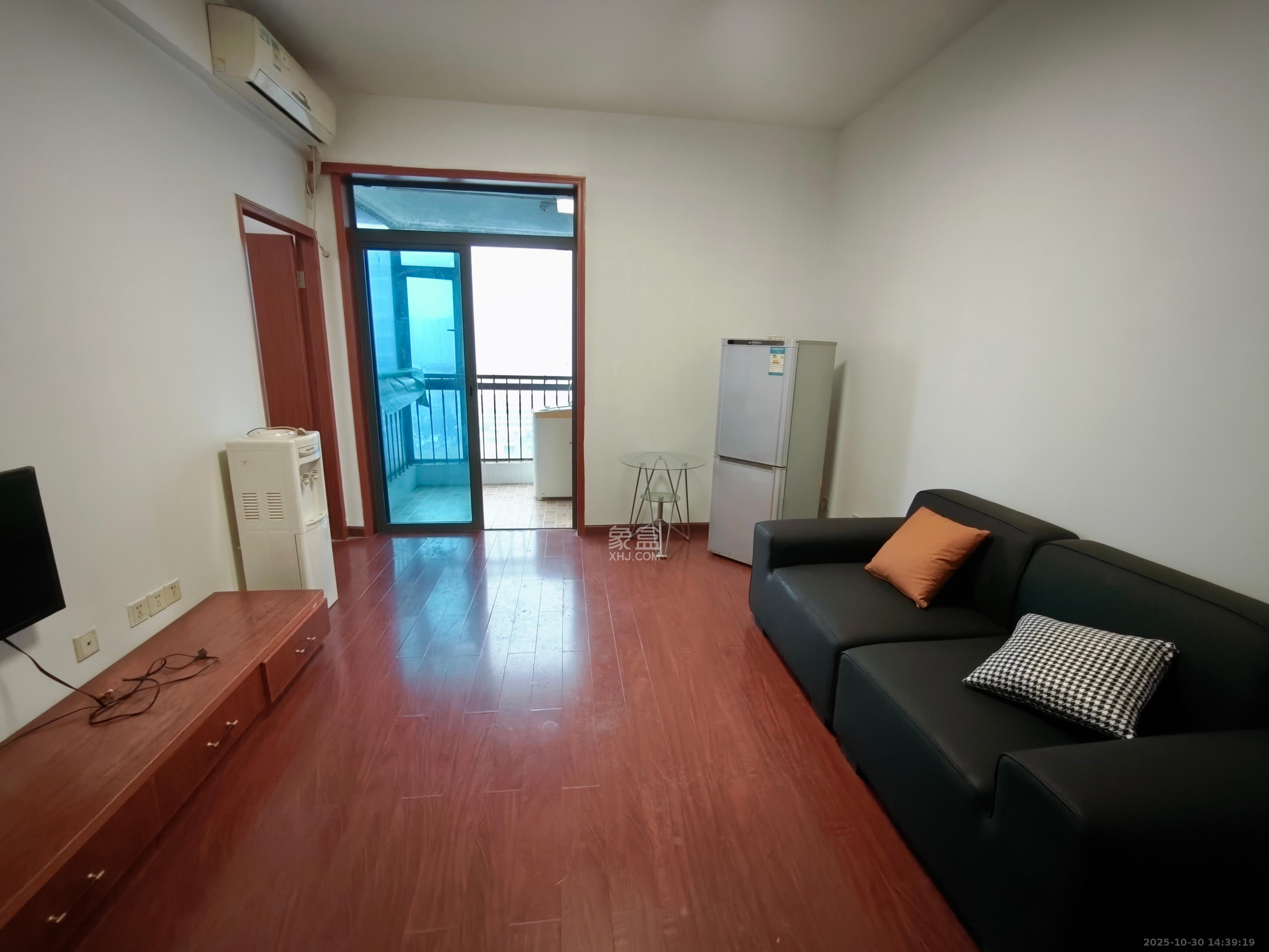 BOBO天下城(CTA财富中心)  1室1厅1卫    1800.0元/月 BOBO天下城(CTA财富中心)  1室1厅1卫    1800.0元/月