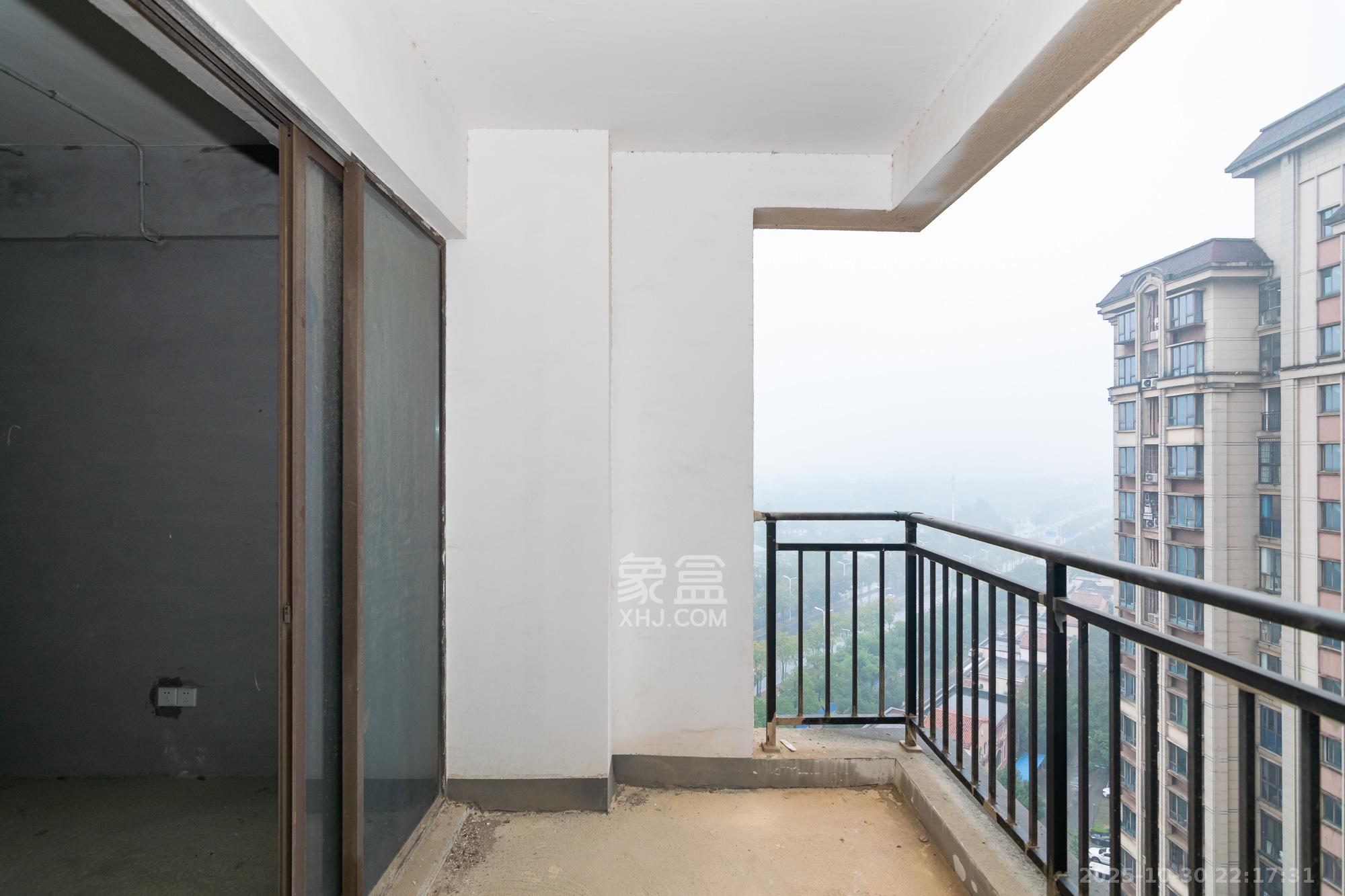 裕田奥莱小镇  3室2厅2卫    76.8万 裕田奥莱小镇  3室2厅2卫    76.8万阳台