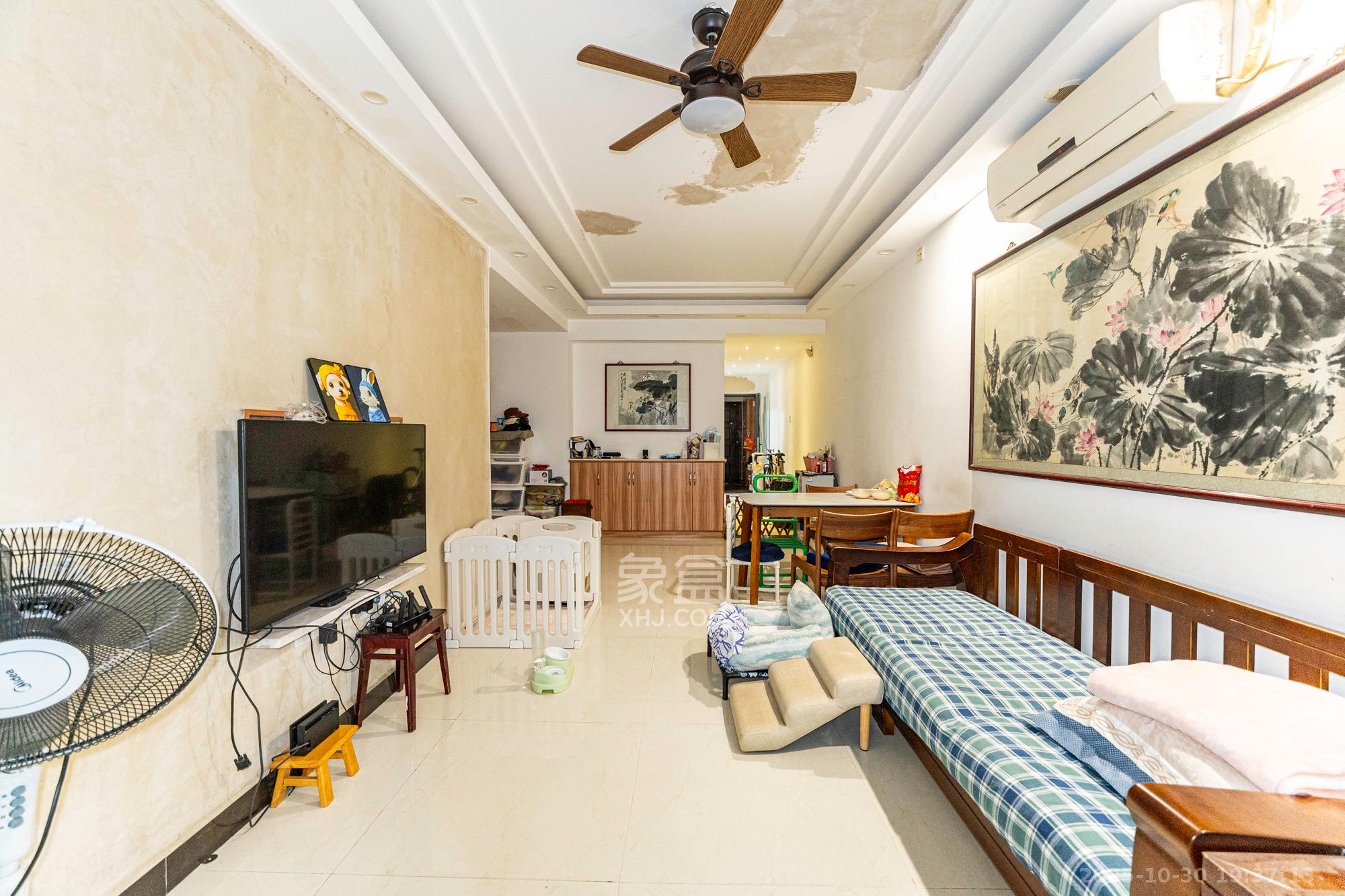 藏珑湖上国际花园  3室2厅2卫    85.0万客厅