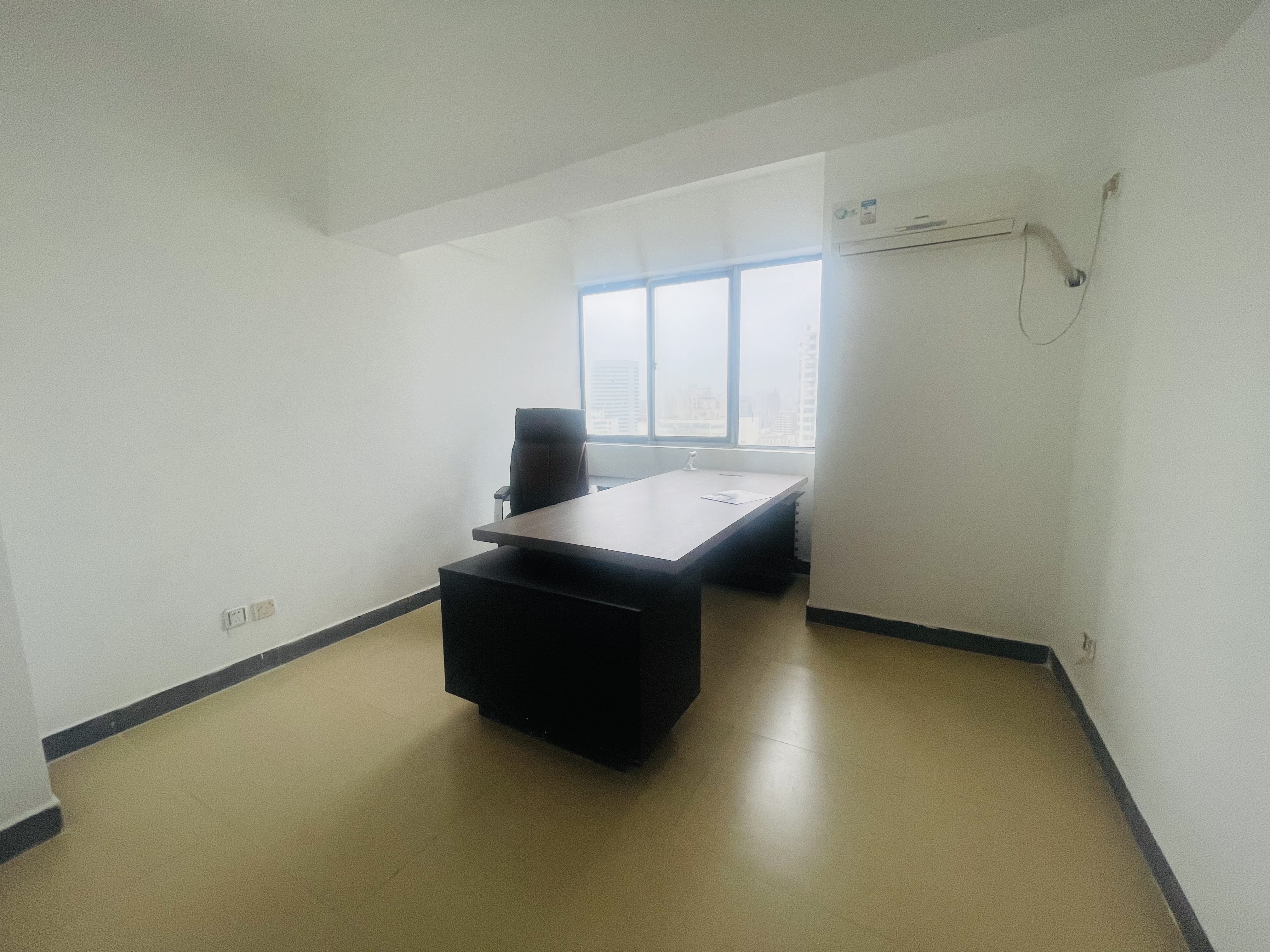 帝国大厦 2室2厅1卫 60.0万 帝国大厦 2室2厅1卫 60.0万客厅