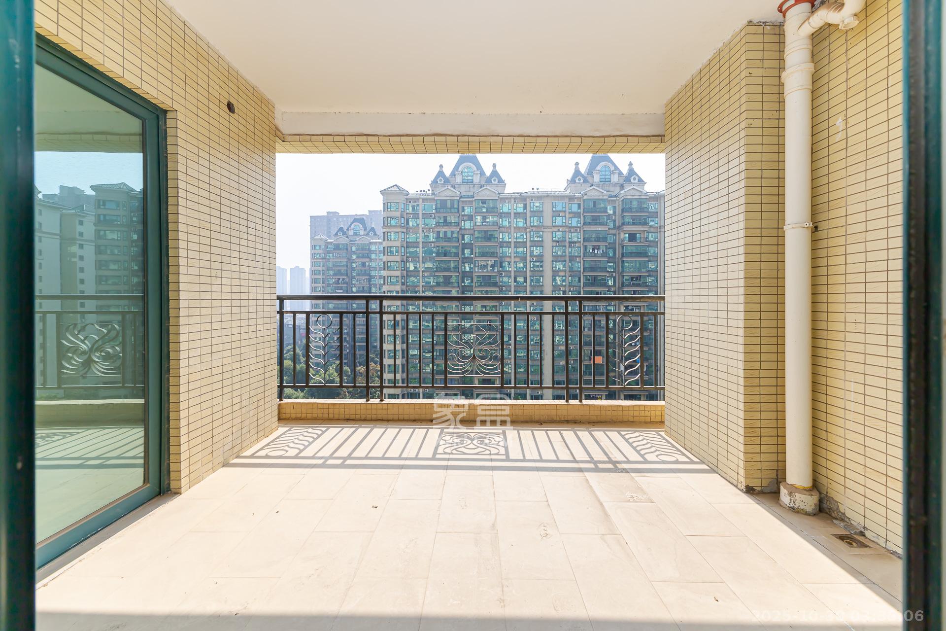 恒大名都  4室2厅4卫    125.0万 恒大名都  4室2厅4卫    125.0万阳台