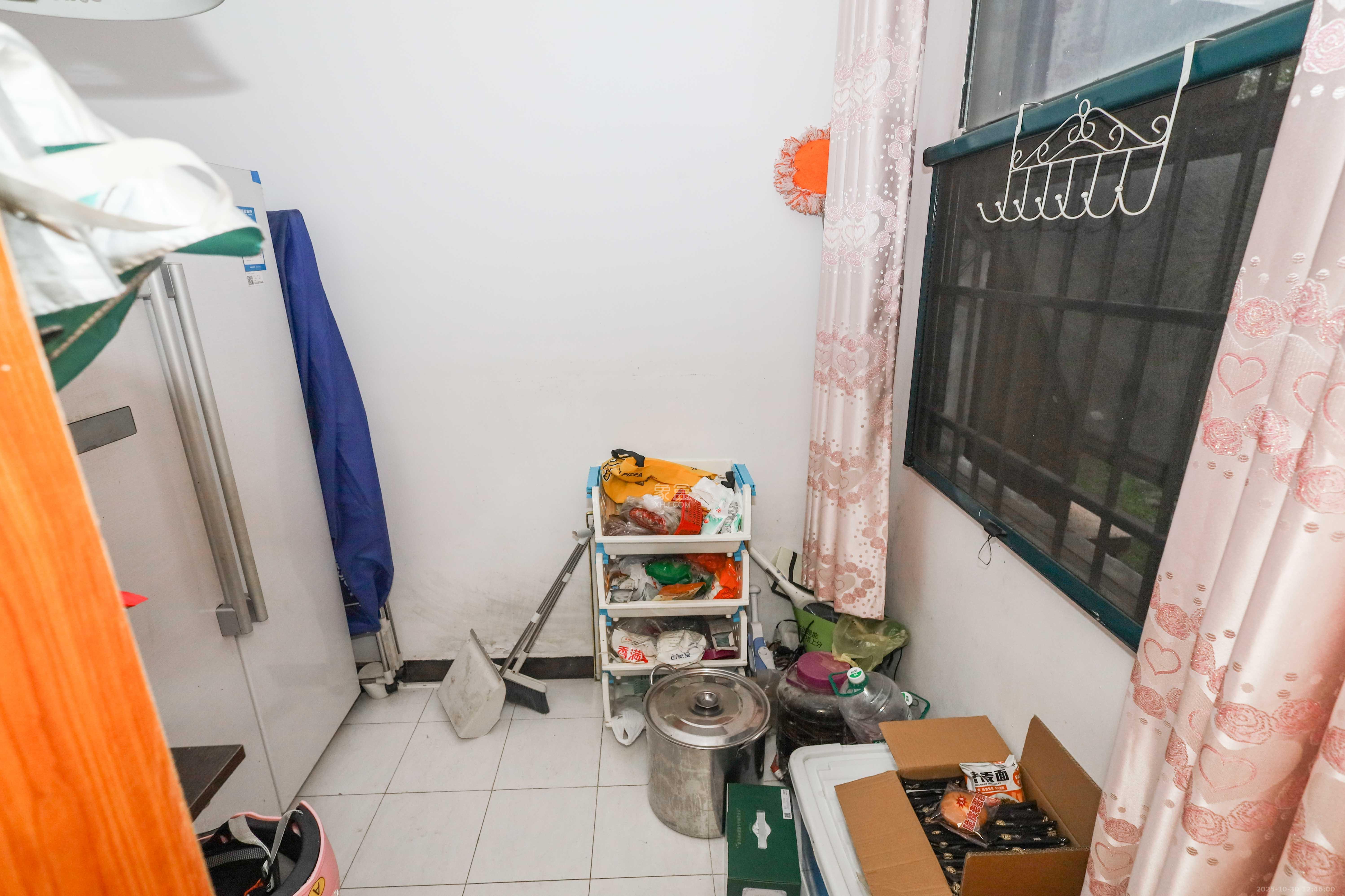 麓谷公馆(涉外国际公馆)  3室2厅2卫    98.0万 麓谷公馆(涉外国际公馆)  3室2厅2卫    98.0万阳台