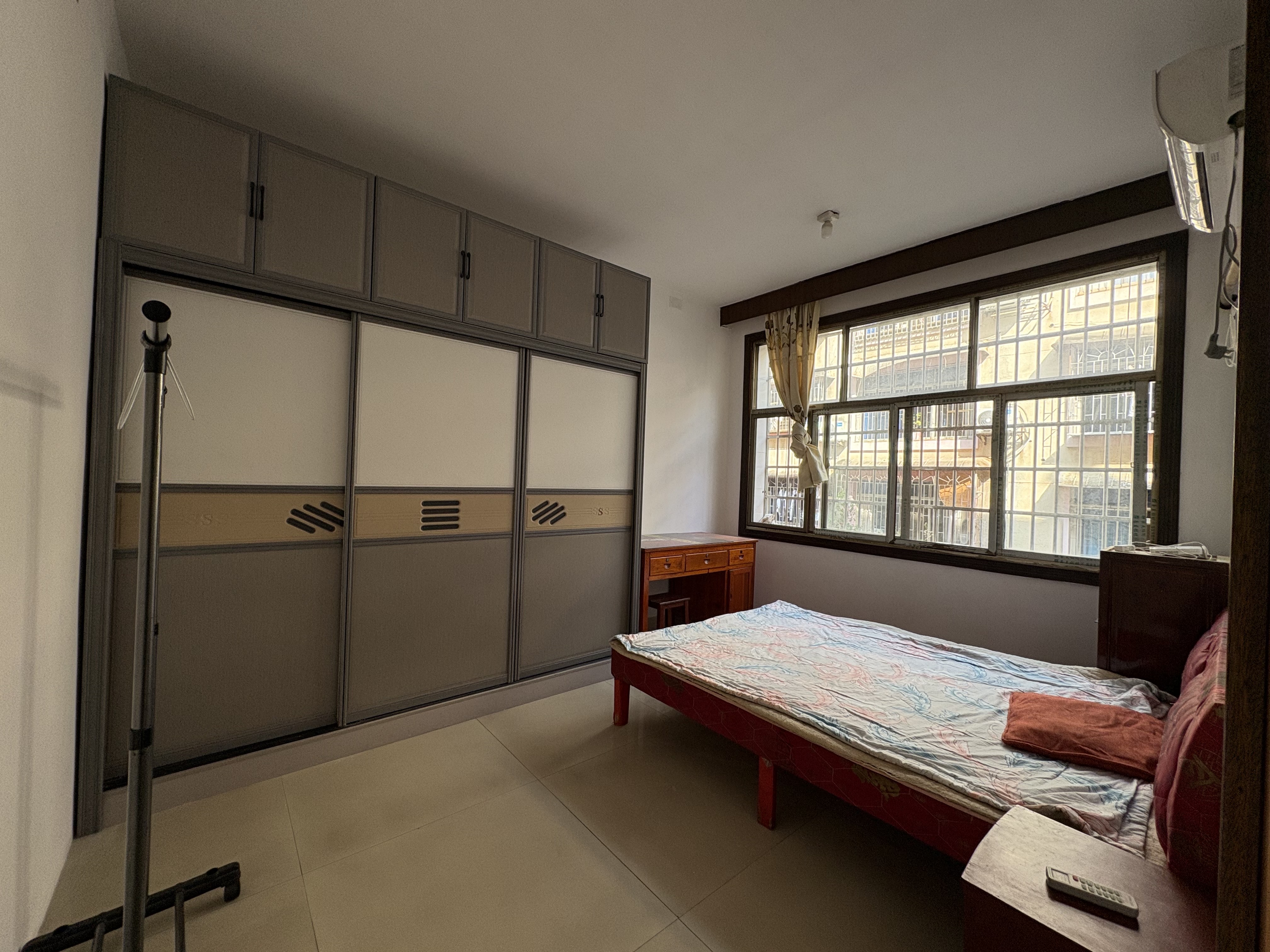 王家小区  4室2厅2卫    52.0万客厅