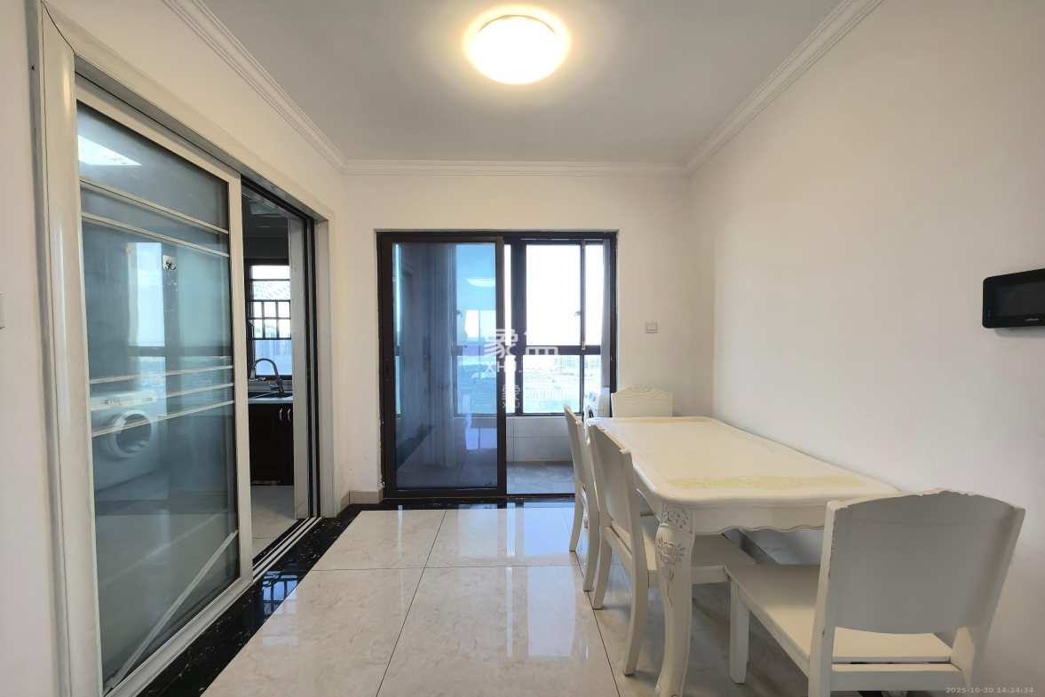 华润置地广场二期 3室2厅2卫 2200.0元/月 华润置地广场二期 3室2厅2卫 2200.0元/月室内图