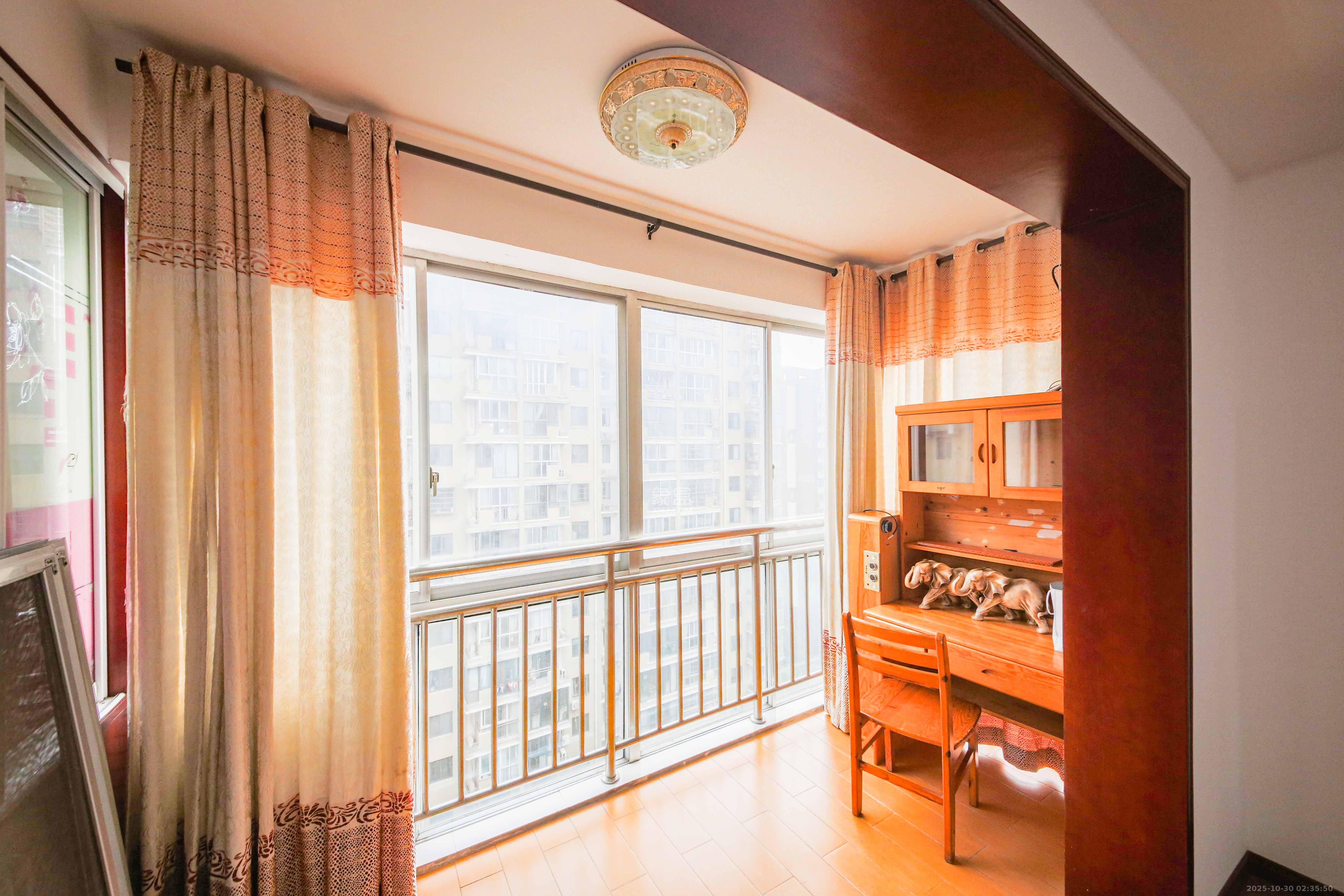 满庭芳小区  3室2厅2卫    100.0万阳台