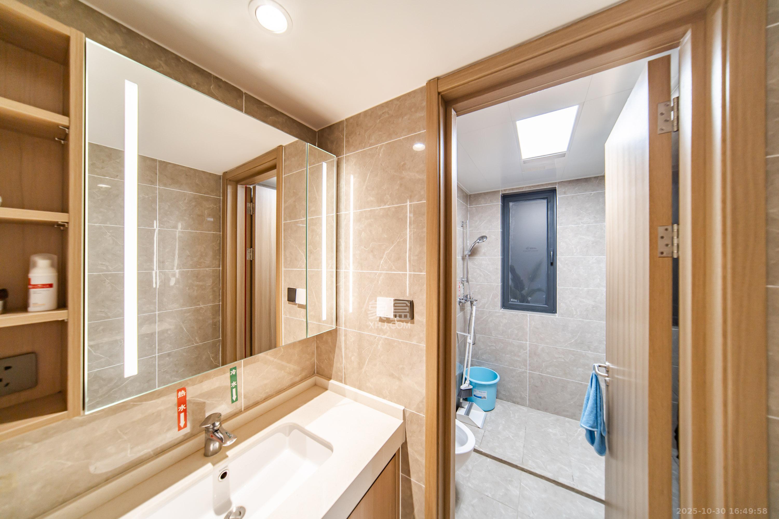 华润凯旋门二期 3室2厅2卫 140.0万 华润凯旋门二期 3室2厅2卫 140.0万卫生间