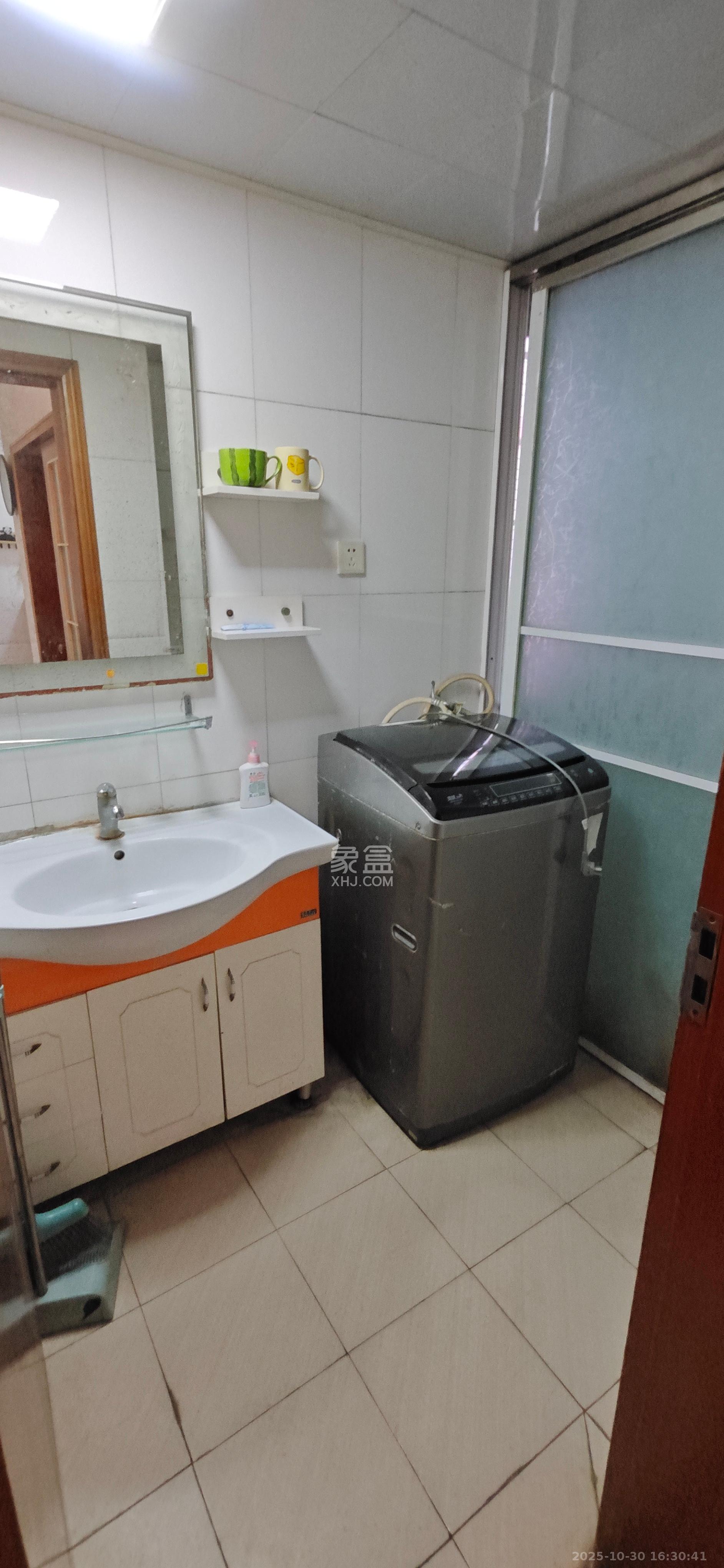 麓谷燕园(燕山公寓)  2室2厅1卫    2000.0元/月 麓谷燕园(燕山公寓)  2室2厅1卫    2000.0元/月室内图