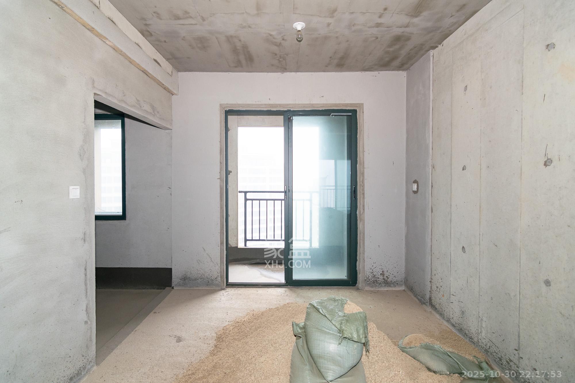 凯尔花缇紫郡  4室2厅2卫    72.0万客厅