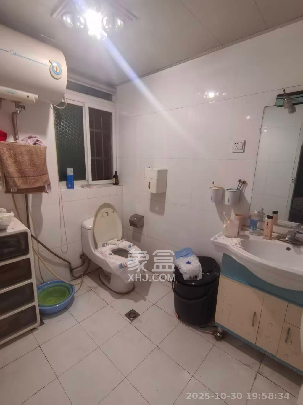 麓谷加州阳光  3室2厅2卫    2600.0元/月室内图