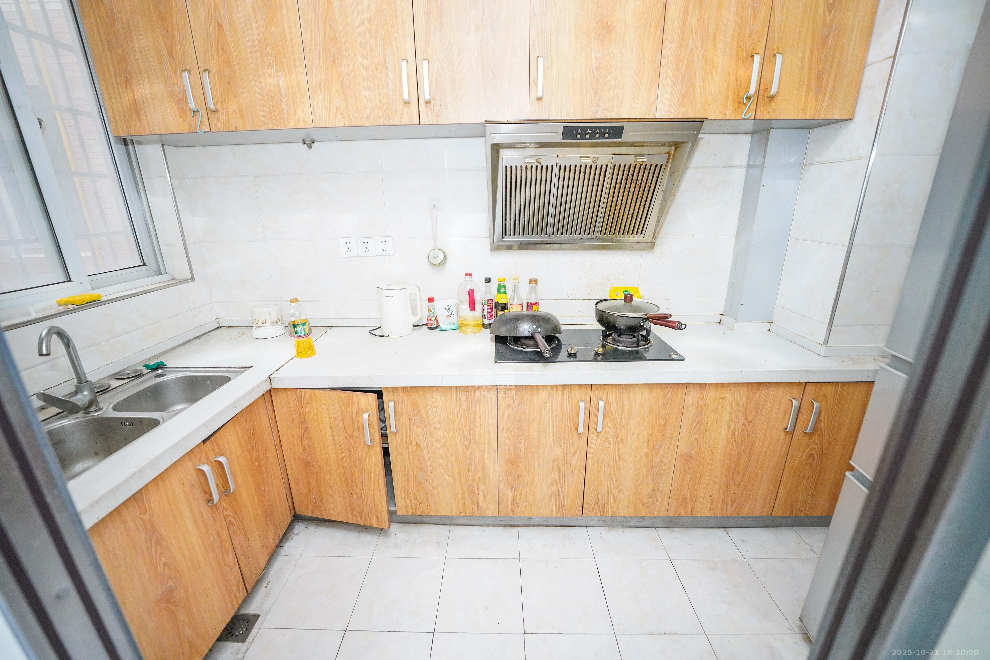 南郡雅园  4室2厅2卫    62.0万厨房