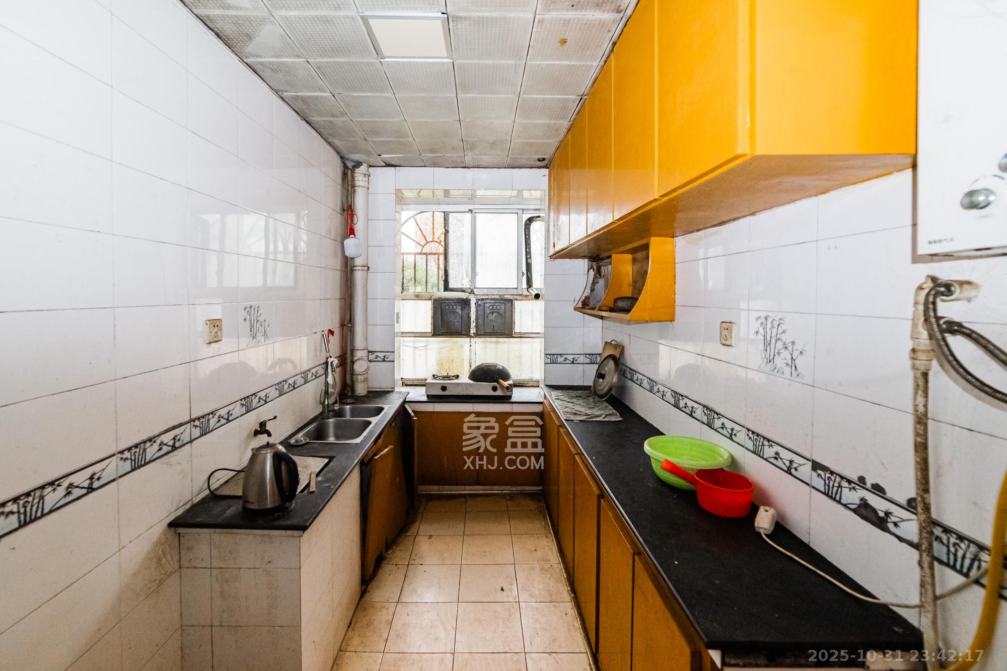 丽都苑  4室2厅2卫    77.0万厨房