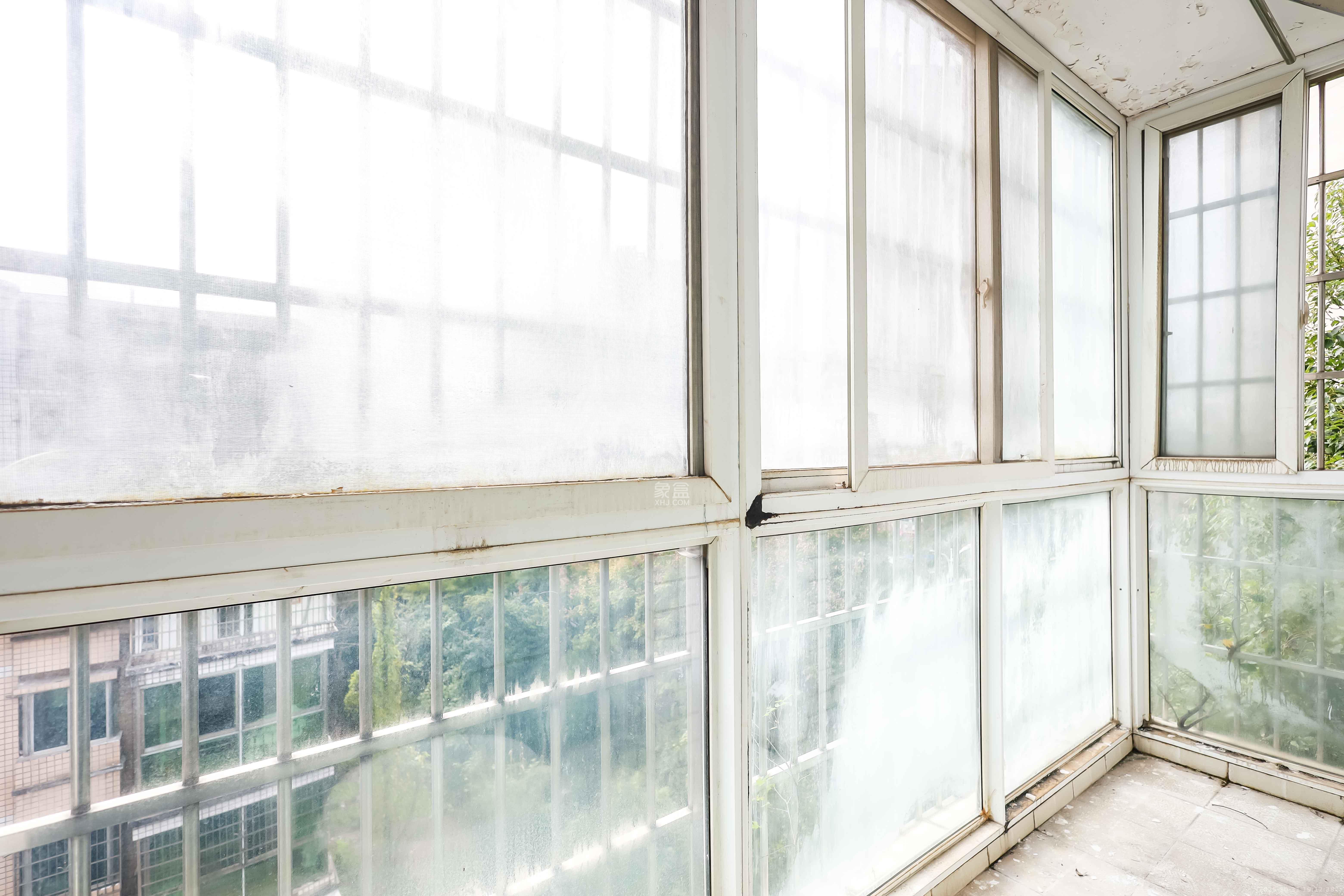 静园山庄 4室2厅2卫 72.0万 静园山庄 4室2厅2卫 72.0万阳台