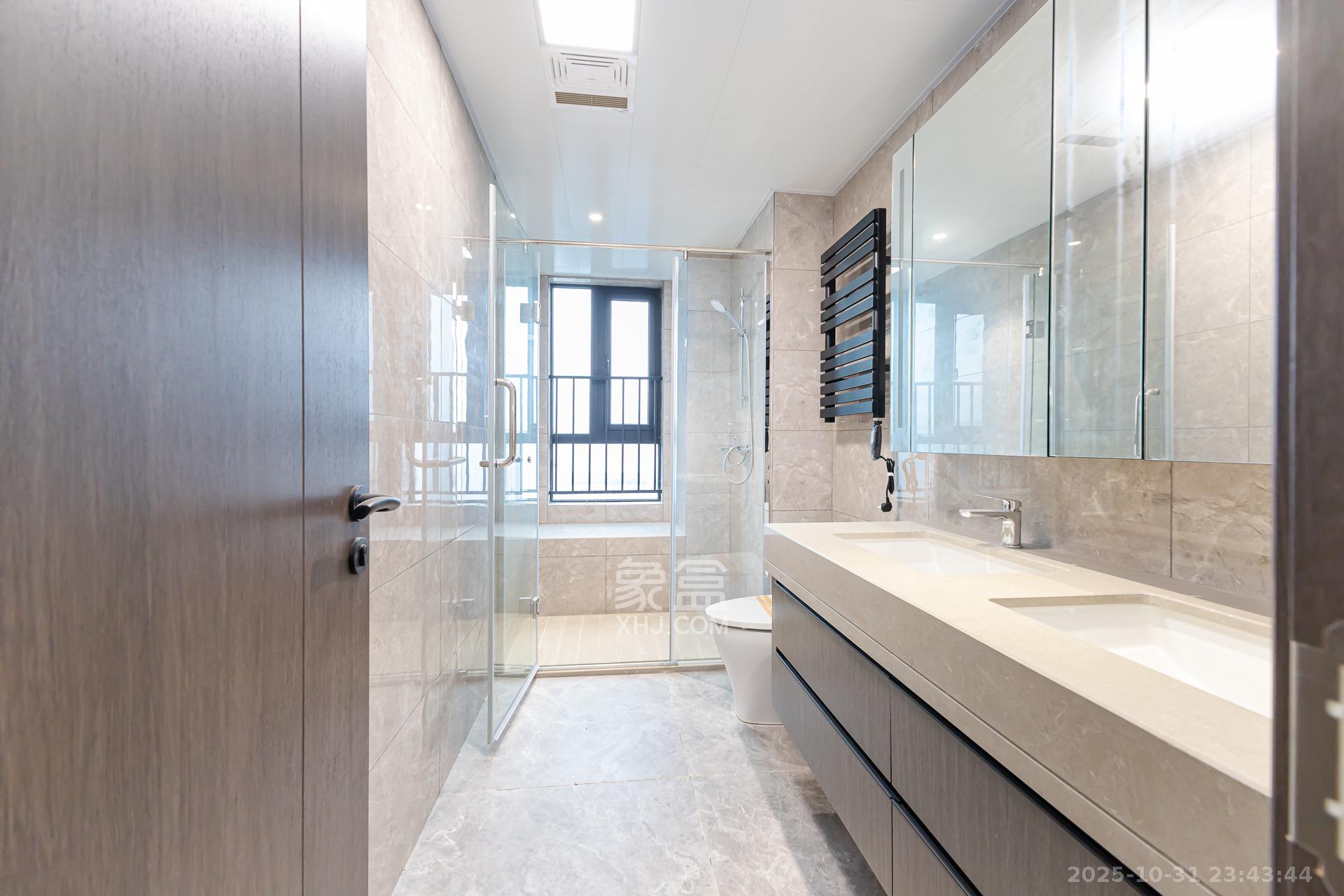 越秀湘江星汇城三期  4室2厅3卫    245.0万卫生间