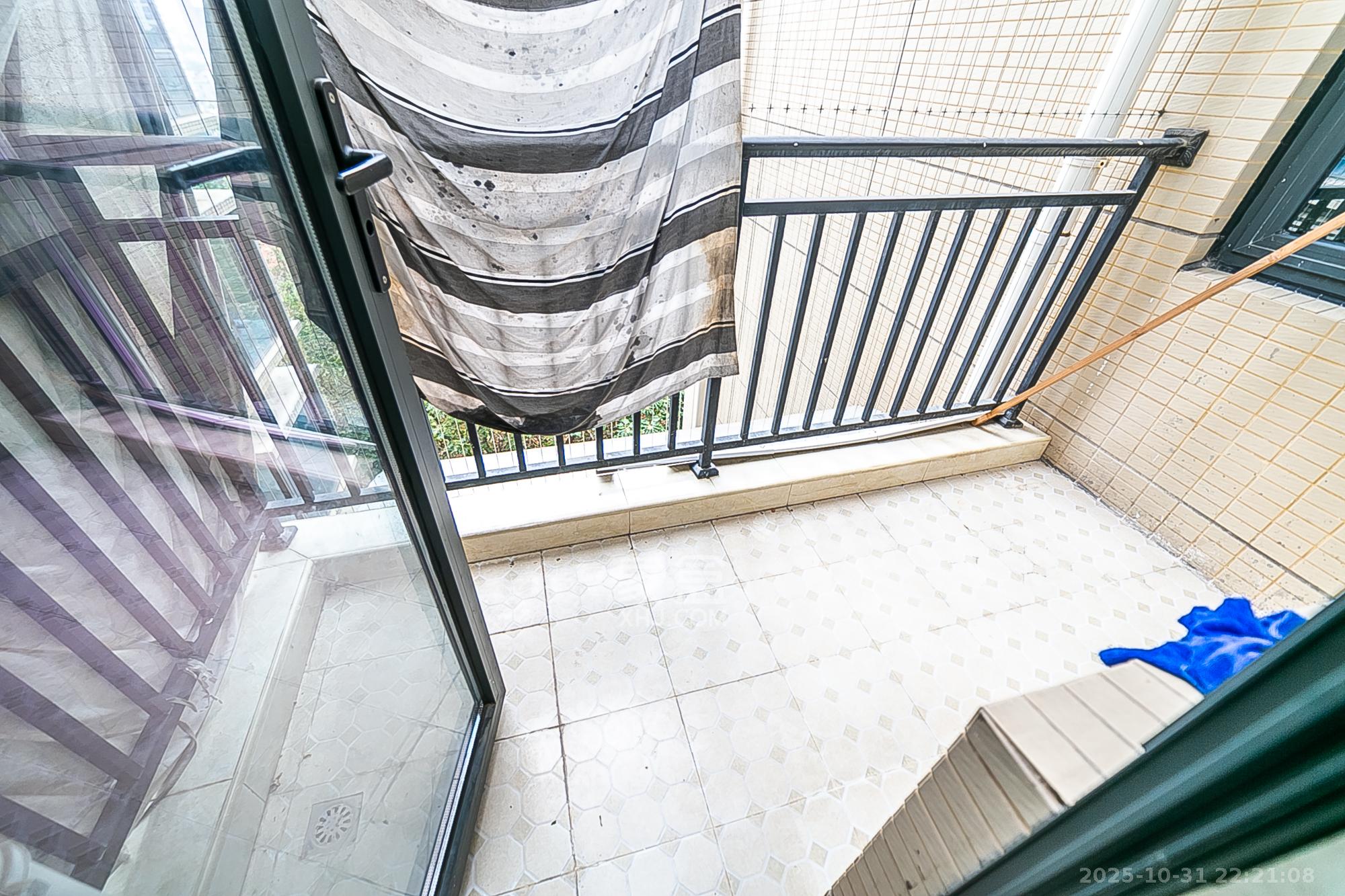 金域南外滩（望江佳园）  1室2厅3卫    266.0万阳台