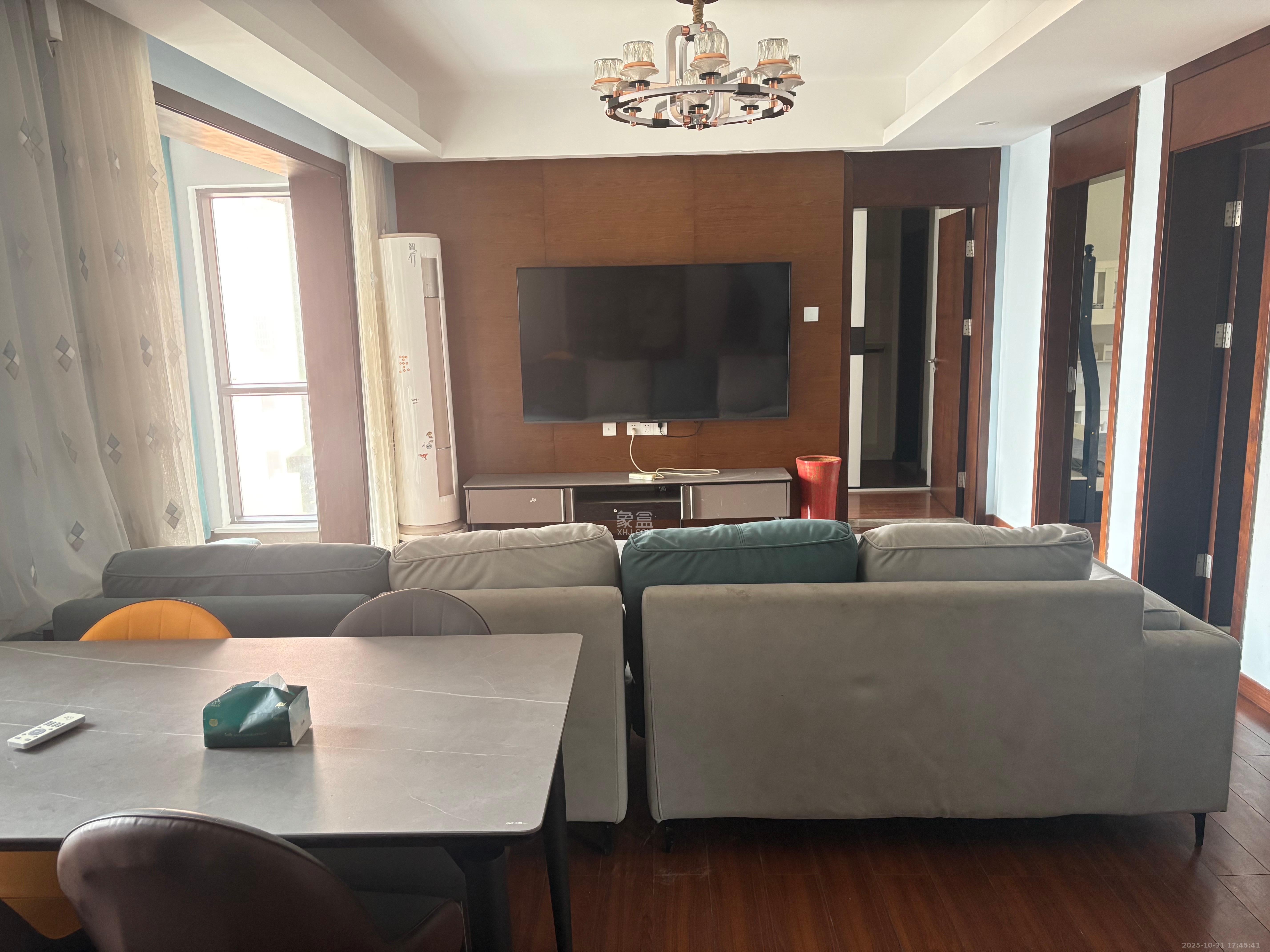 荣泰广场 3室2厅2卫 2600.0元/月 荣泰广场 3室2厅2卫 2600.0元/月室内图