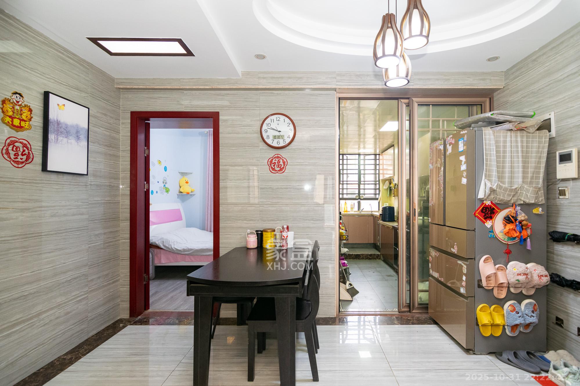 澳海月亮湾  3室2厅2卫    58.0万客厅