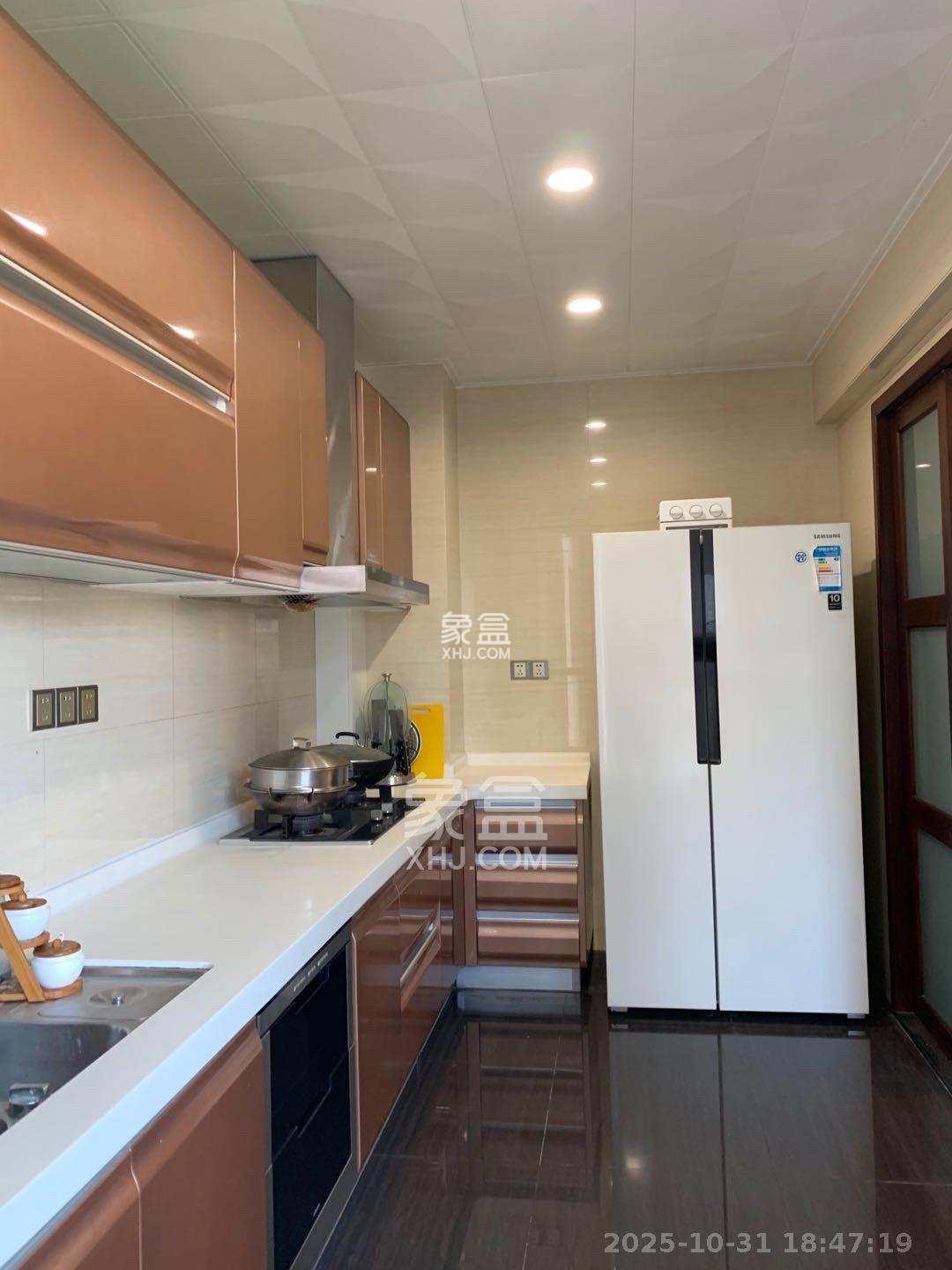 藏珑湖上国际花园  4室2厅2卫    7500.0元/月 藏珑湖上国际花园  4室2厅2卫    7500.0元/月室内图