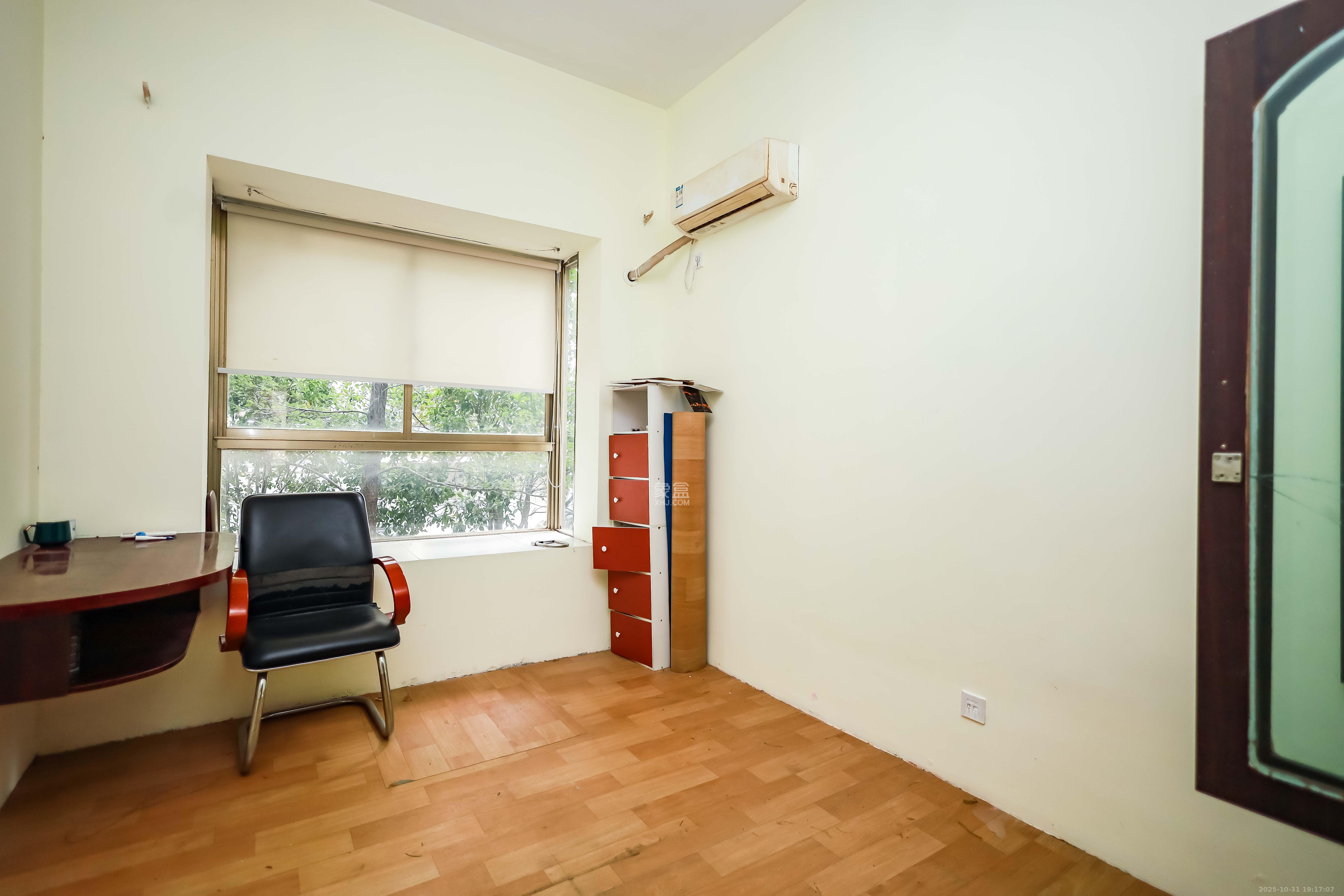 金峰小区南院 5室2厅2卫 138.0万 金峰小区南院 5室2厅2卫 138.0万卧室