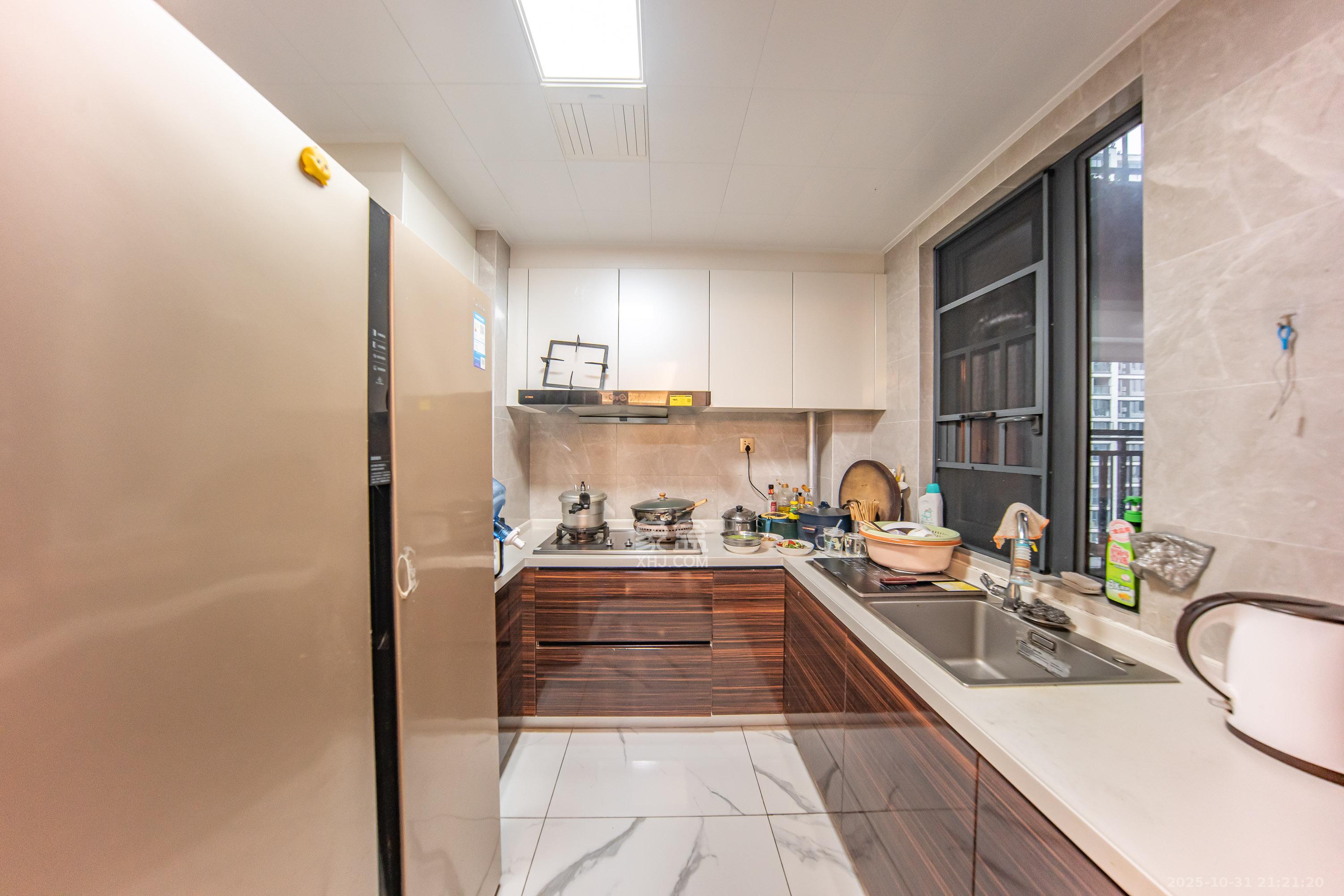 中海阅麓山二期  3室2厅2卫    170.0万厨房