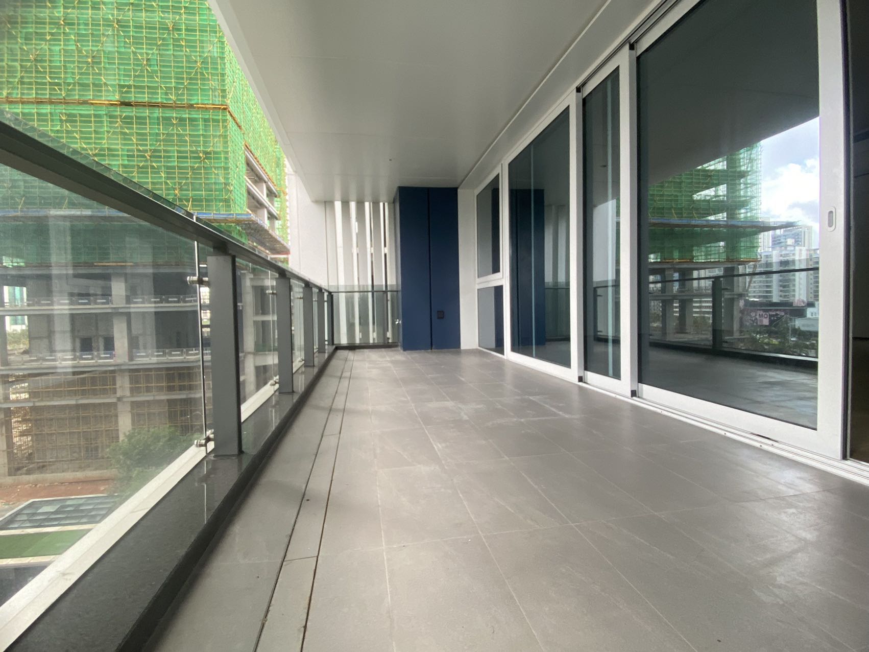 罗牛山玖悦台  4室2厅5卫    820.0万客厅