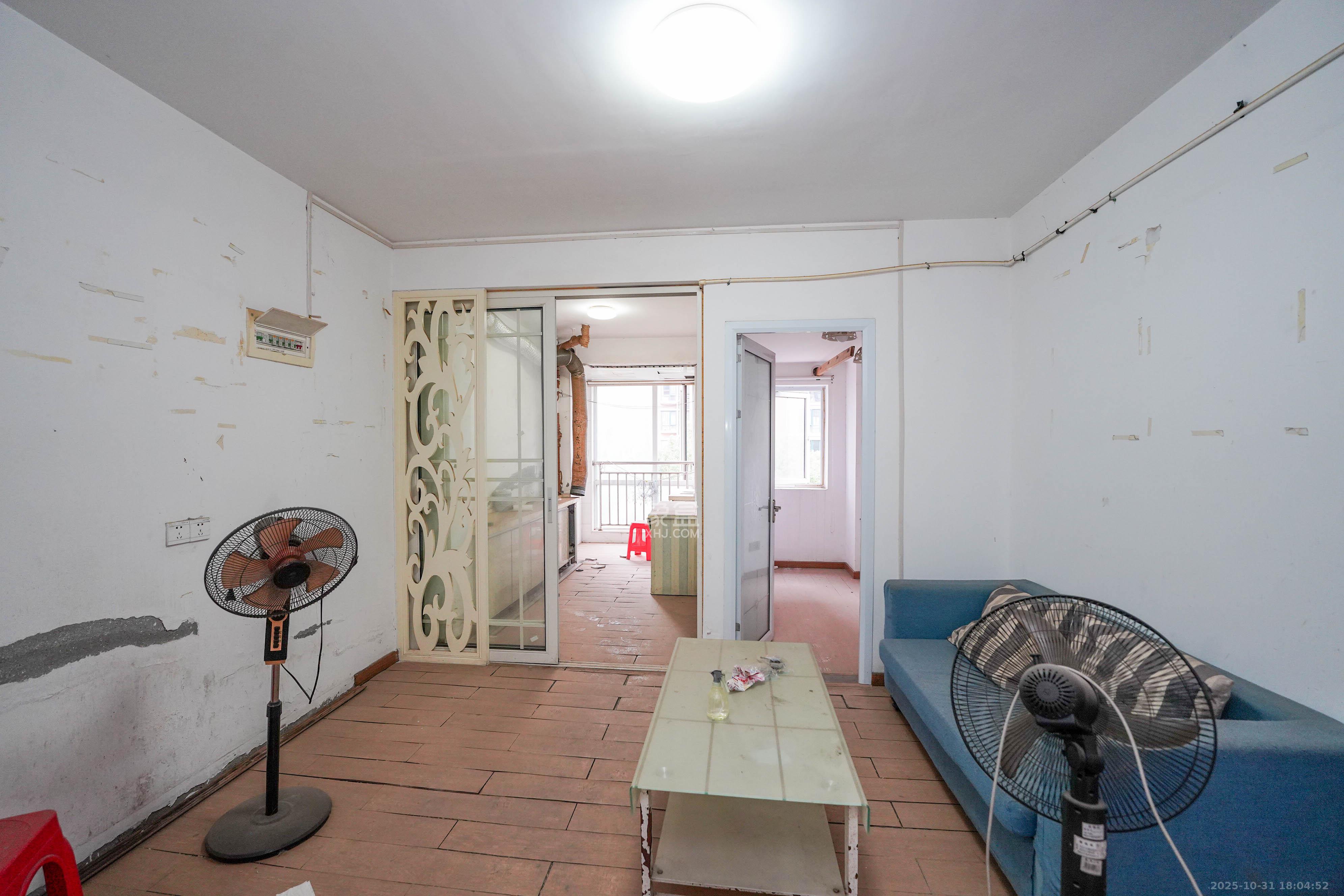 丽发新城  3室2厅2卫    82.8万客厅