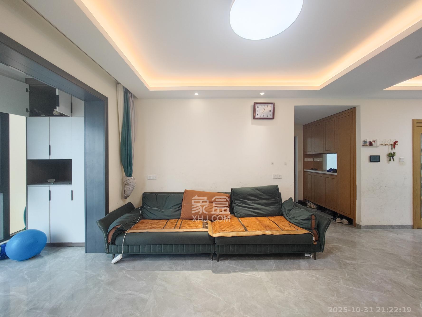 中建璟和城 4室2厅2卫 115.0万 中建璟和城 4室2厅2卫 115.0万客厅