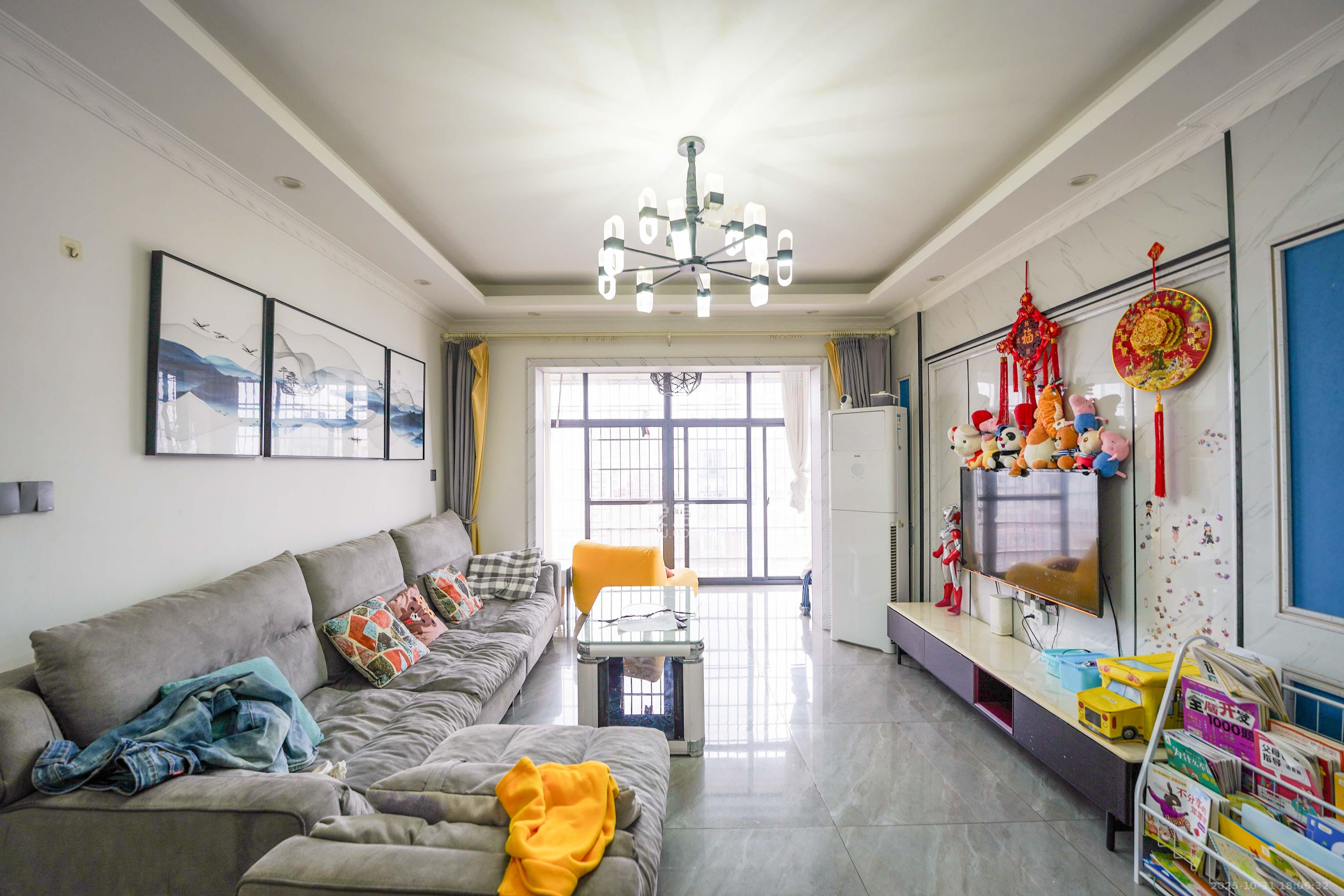 理工大学职工单位房青年汇 2室2厅1卫 65.0万 理工大学职工单位房青年汇 2室2厅1卫 65.0万客厅