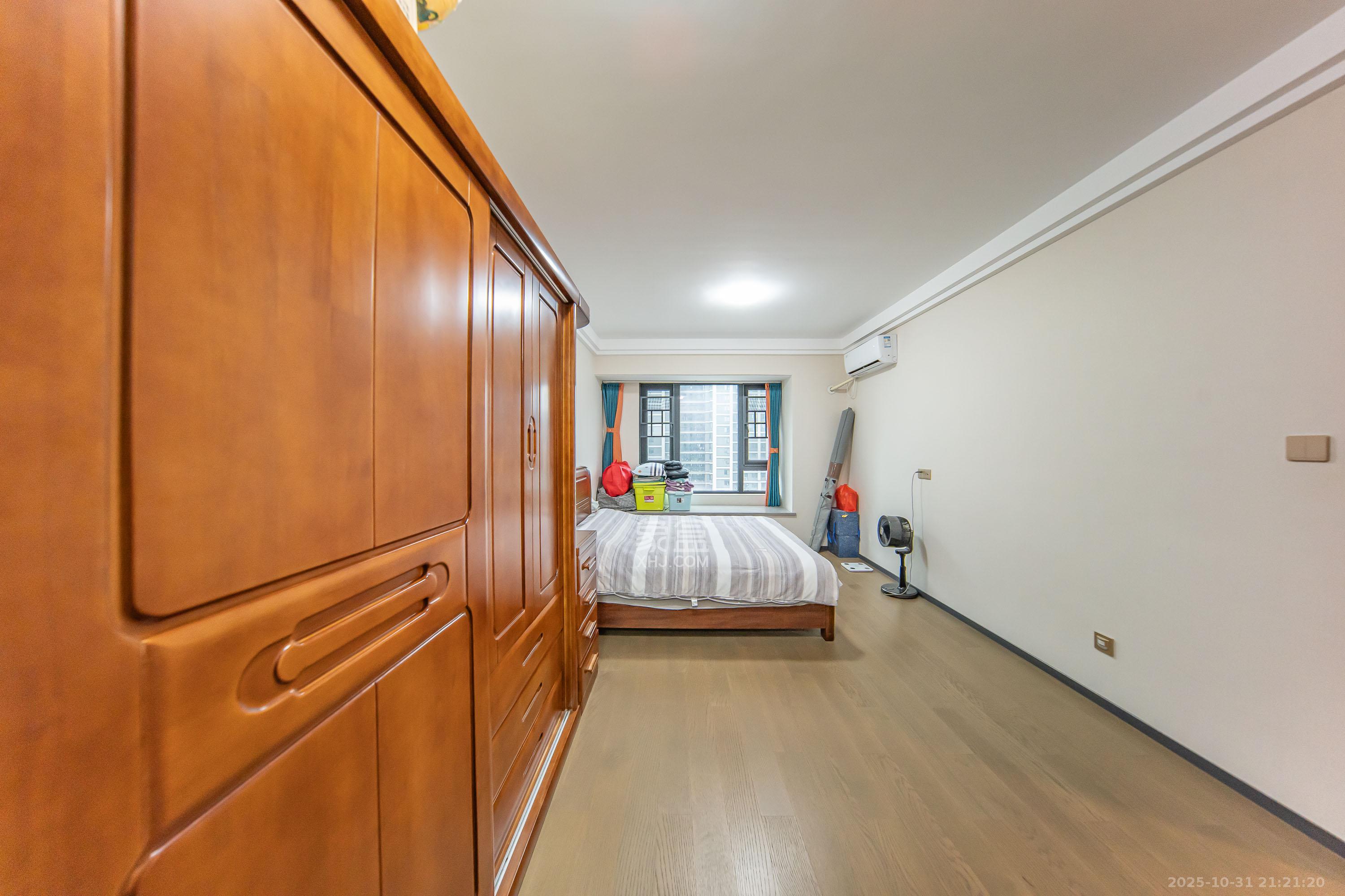 中海阅麓山二期  3室2厅2卫    170.0万卧室