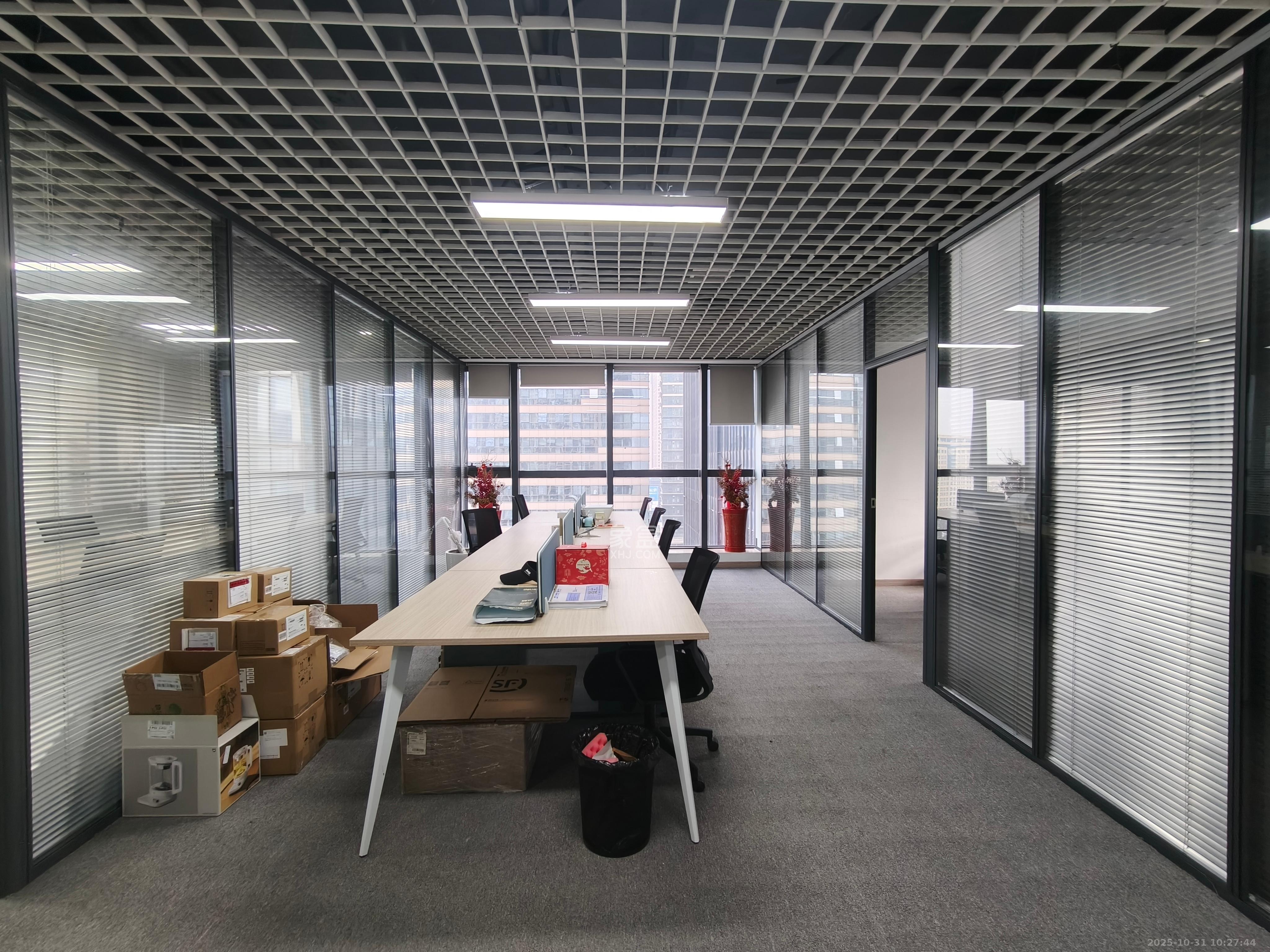 绿地中心  4室1厅2卫    6000.0元/月室内图