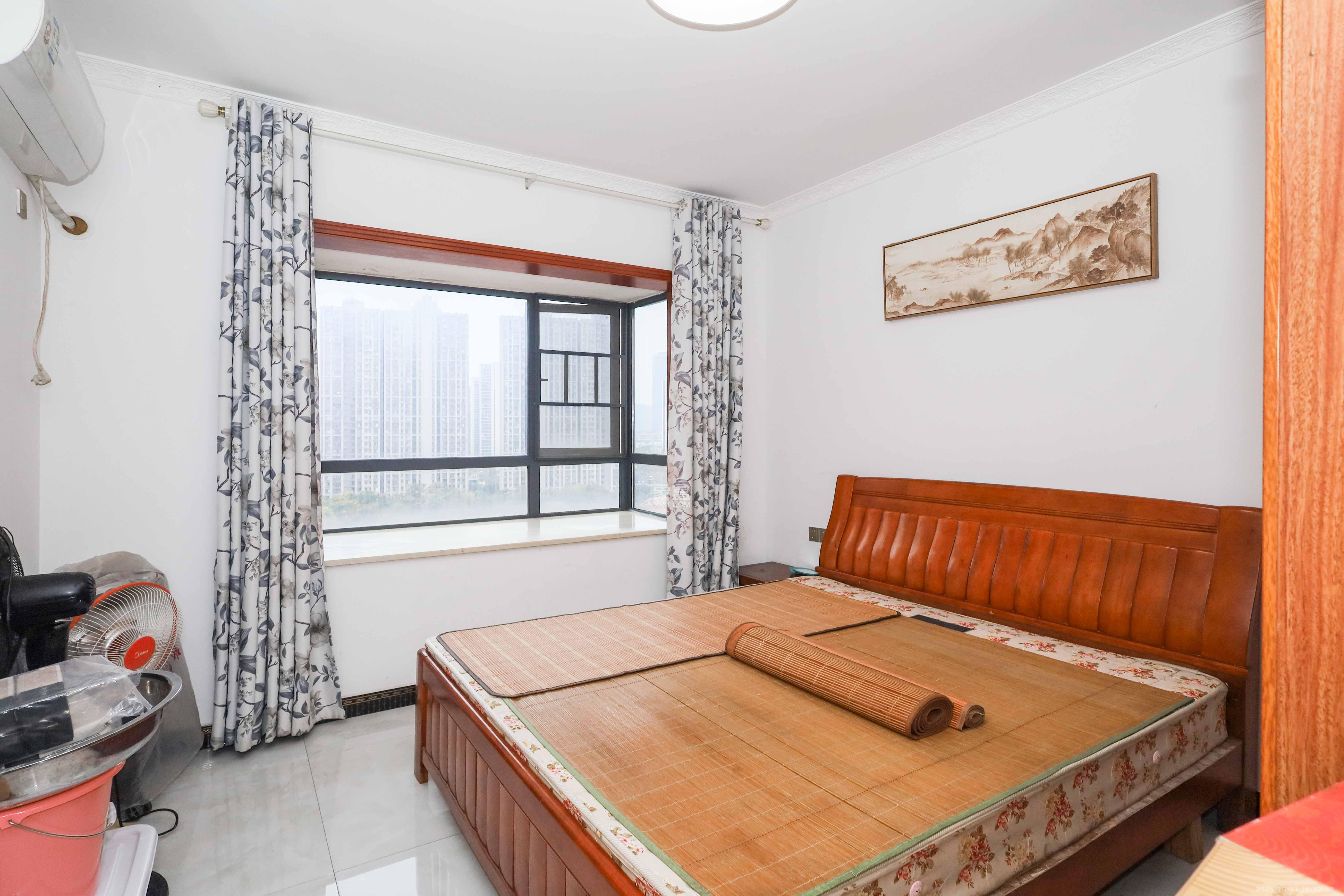 润芳园  4室2厅2卫    120.0万卧室