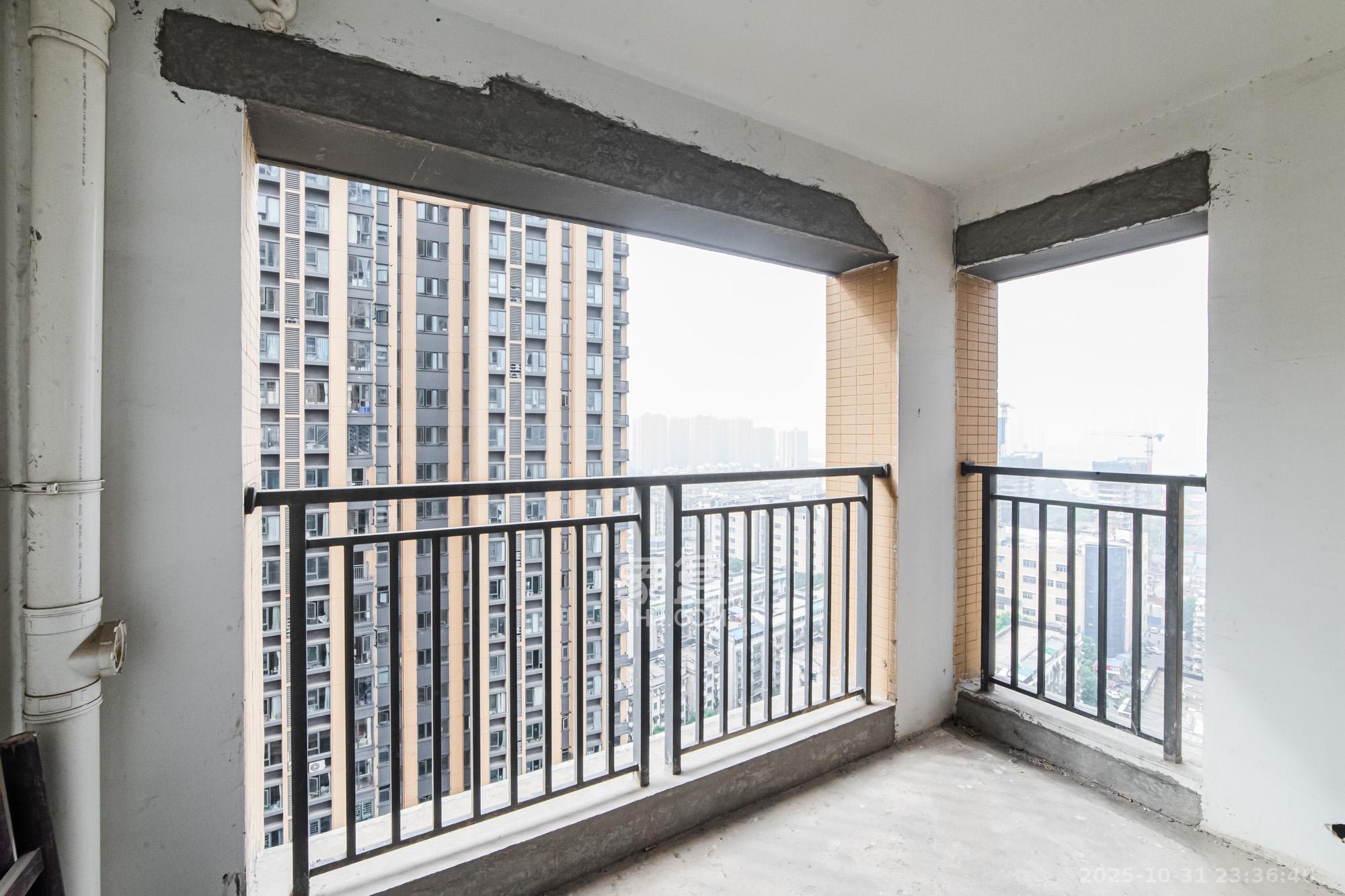 天健城  2室2厅1卫    125.0万阳台