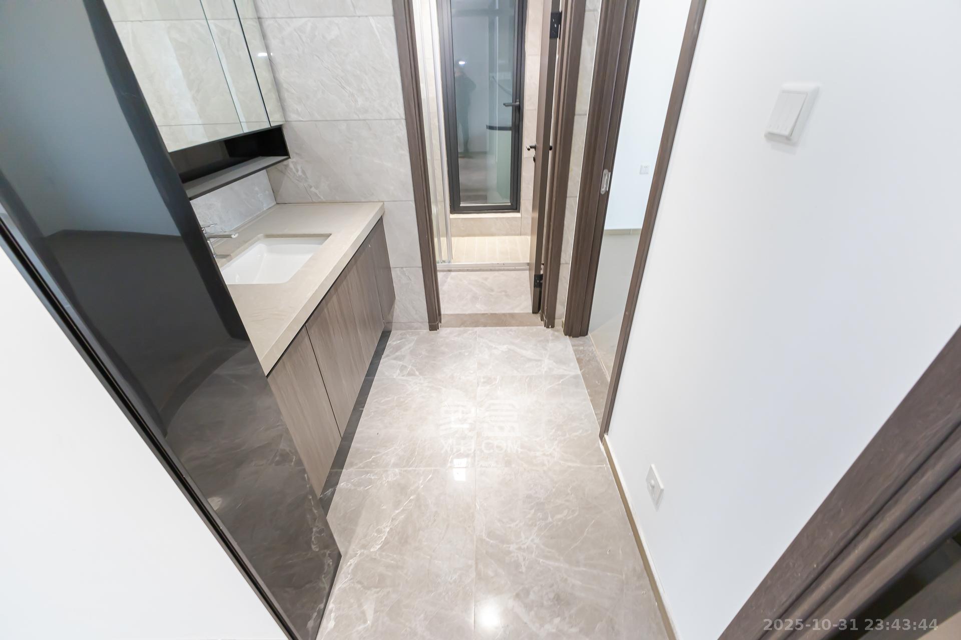 越秀湘江星汇城三期  4室2厅3卫    245.0万卫生间