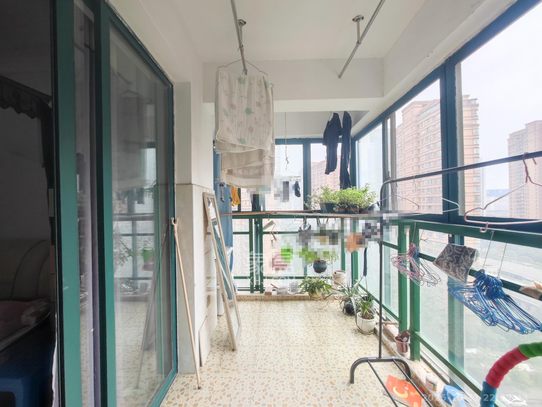 华盛世纪新城  4室2厅2卫    115.0万阳台