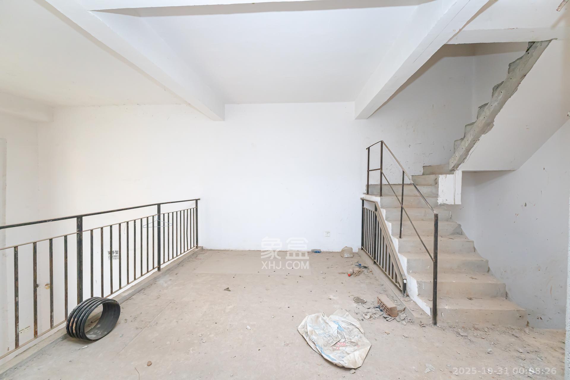 盈峰翠邸 4室3厅1卫 168.0万 盈峰翠邸 4室3厅1卫 168.0万其他